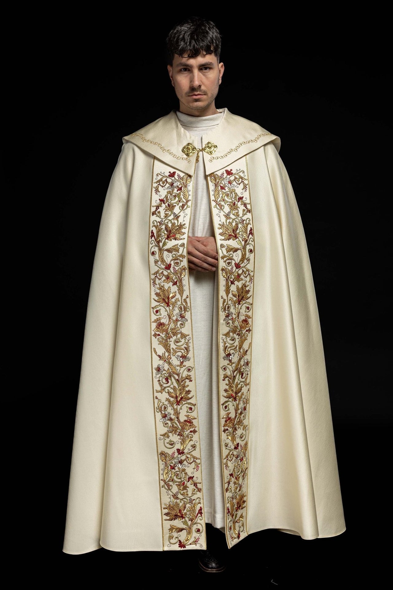 Satynowa kapa liturgiczna ecru z haftowanym złotym IHS - SZATYLITURGICZNE.PL