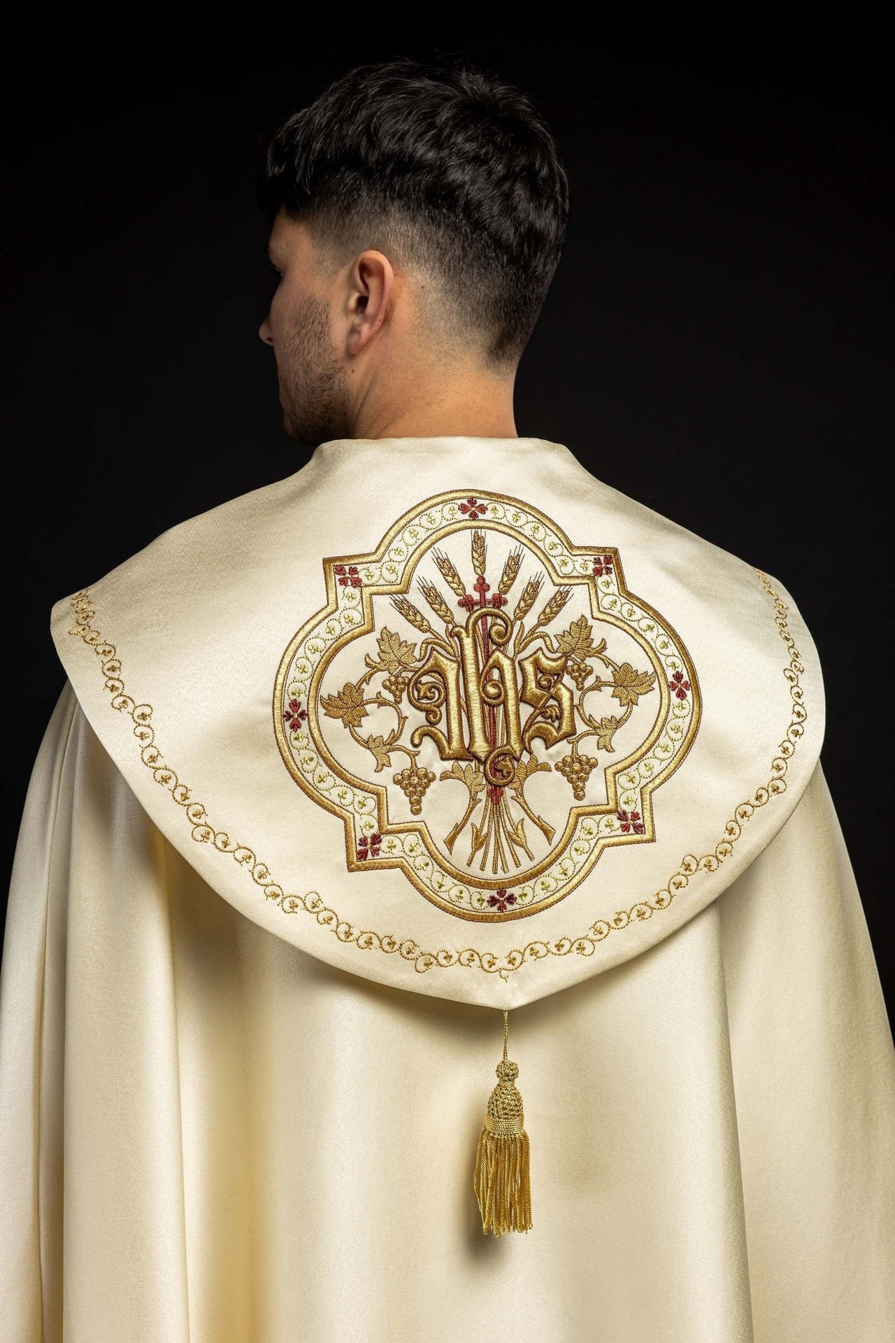 Satynowa kapa liturgiczna ecru z haftowanym złotym IHS - SZATYLITURGICZNE.PL