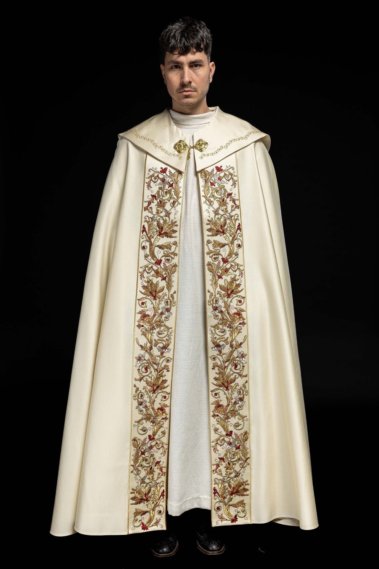 Satynowa kapa liturgiczna ecru z haftowanym złotym IHS - SZATYLITURGICZNE.PL