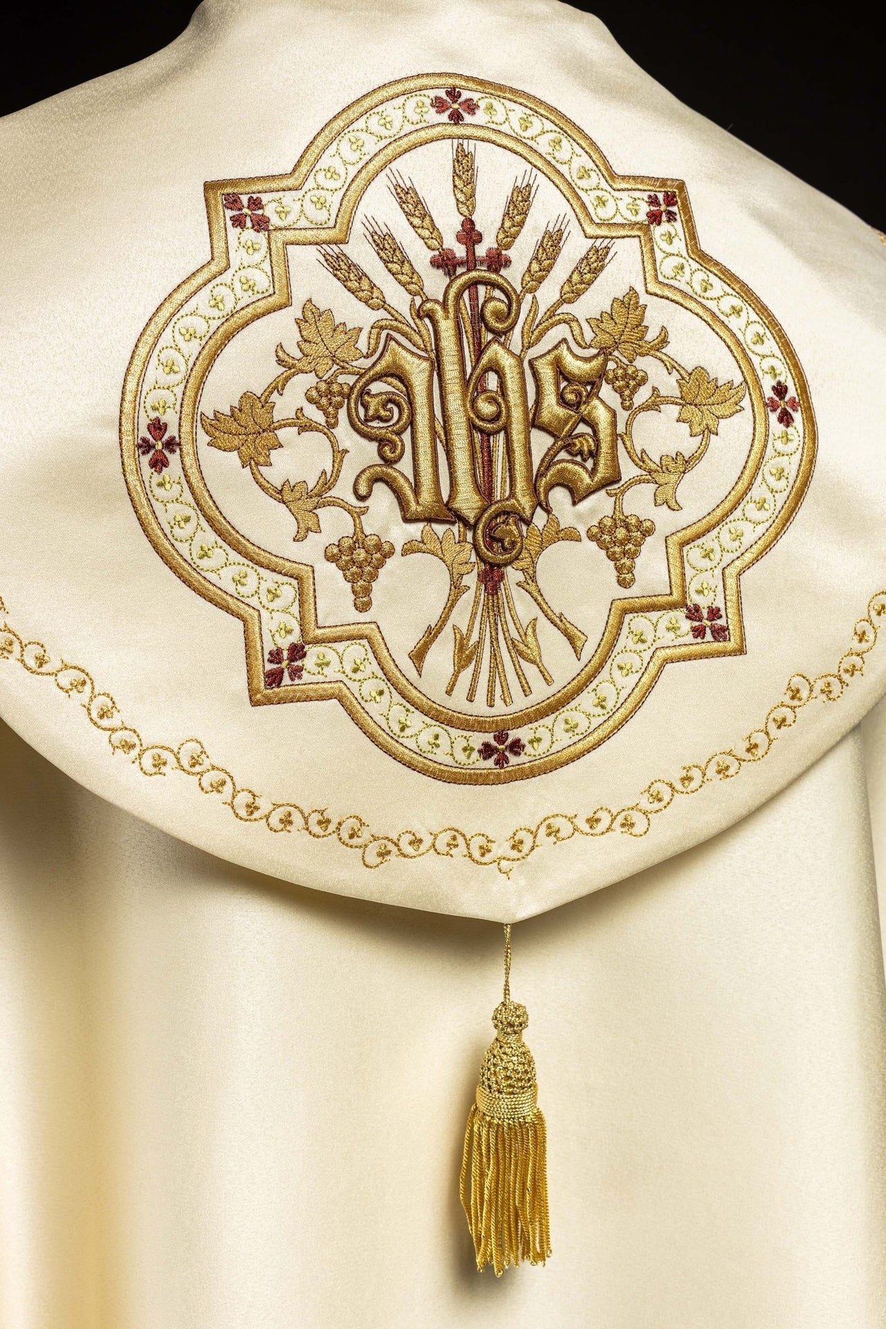 Satynowa kapa liturgiczna ecru z haftowanym złotym IHS - SZATYLITURGICZNE.PL