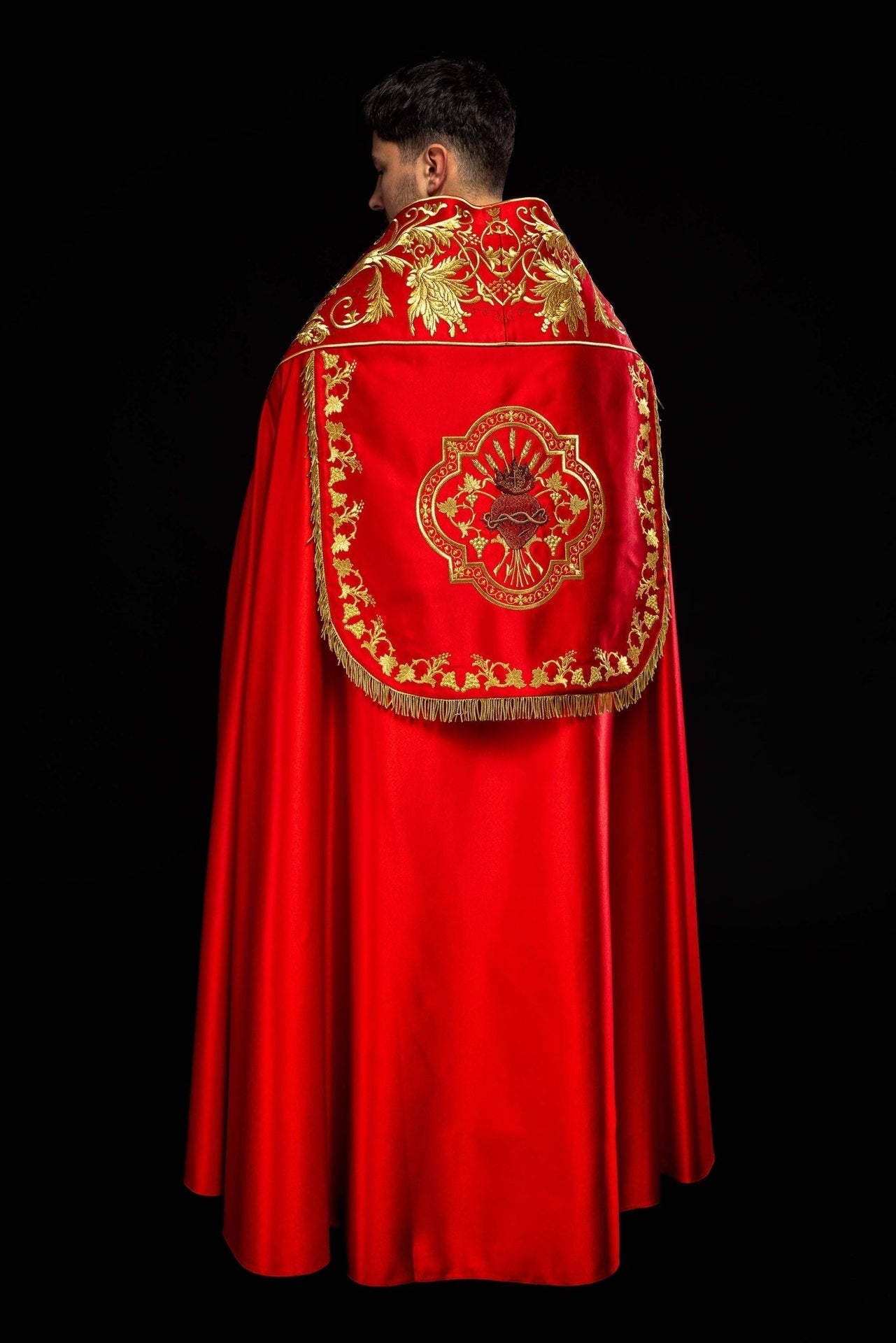 Satynowa kapa rzymska czerwona z haftowanym sercem Pana Jezusa - SZATYLITURGICZNE.PL