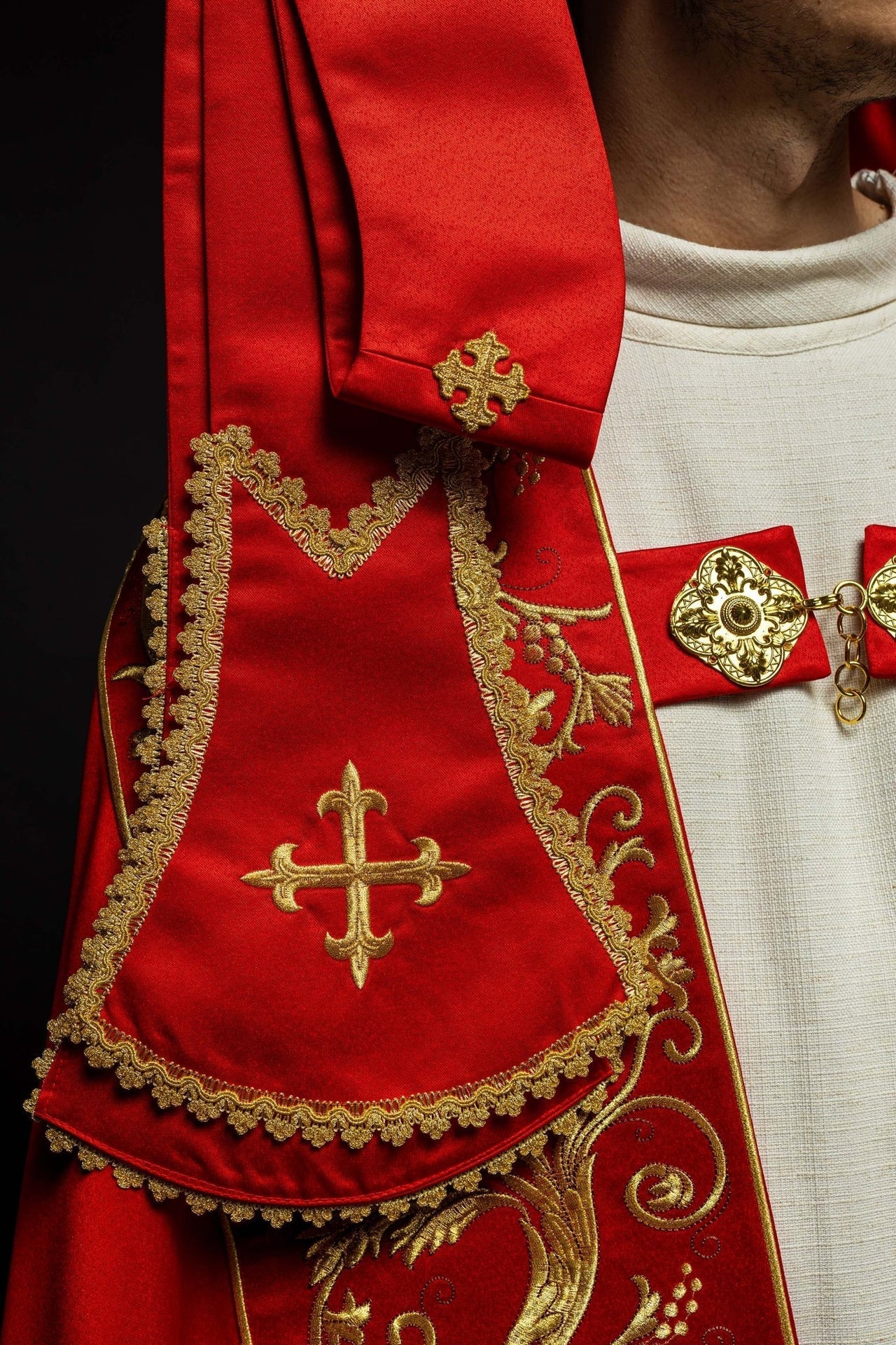 Satynowa kapa rzymska czerwona z haftowanym sercem Pana Jezusa - SZATYLITURGICZNE.PL
