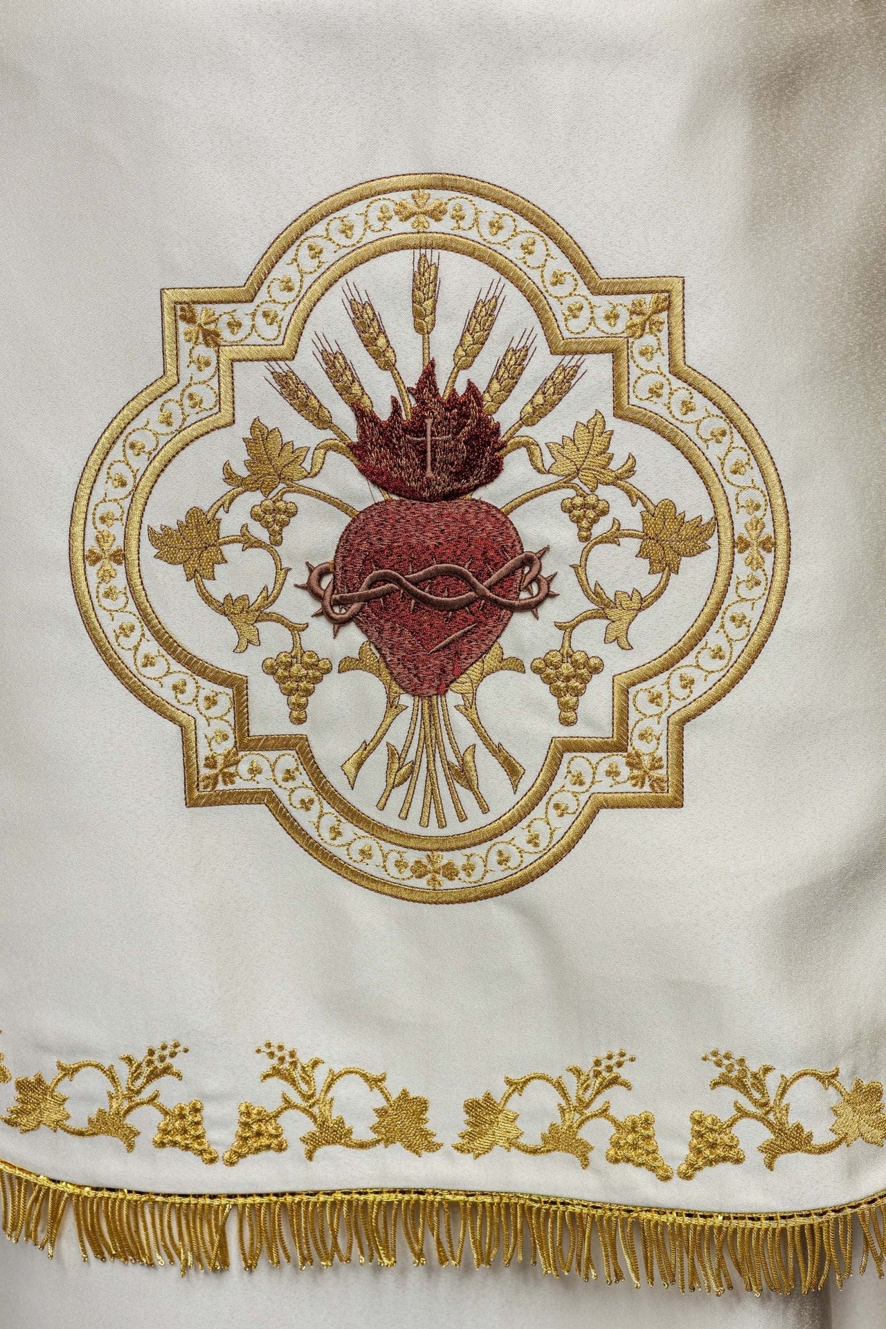 Satynowa kapa rzymska ecru z haftowanym sercem Pana Jezusa - SZATYLITURGICZNE.PL