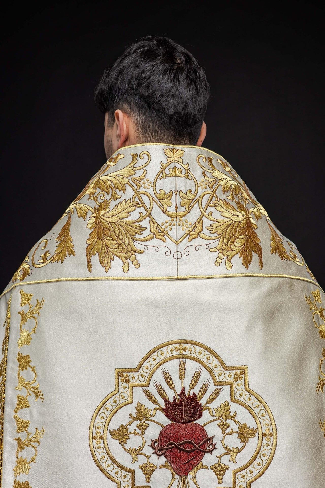 Satynowa kapa rzymska ecru z haftowanym sercem Pana Jezusa - SZATYLITURGICZNE.PL
