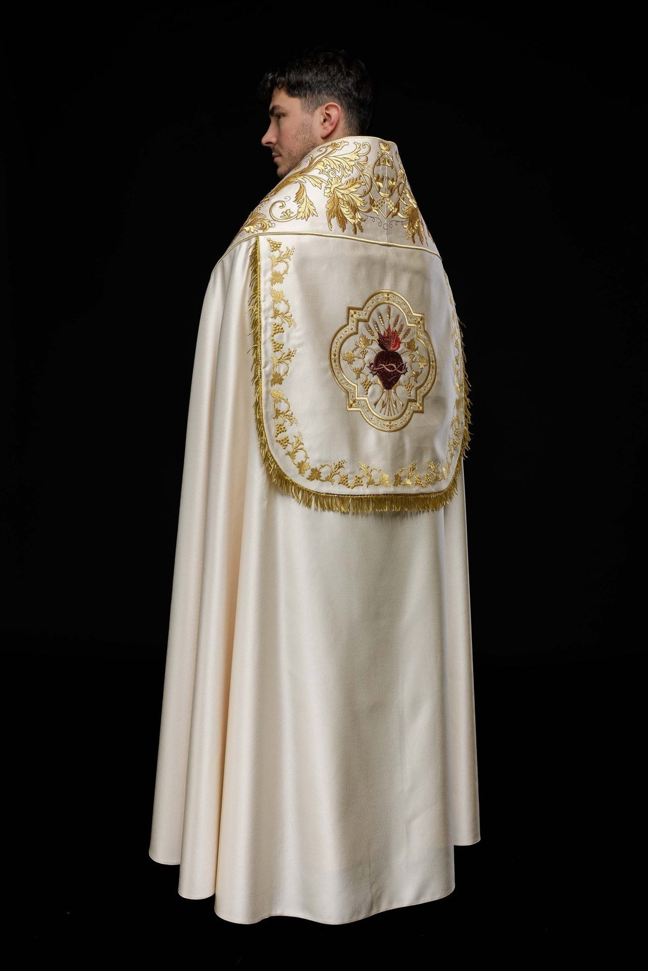 Satynowa kapa rzymska ecru z haftowanym sercem Pana Jezusa - SZATYLITURGICZNE.PL