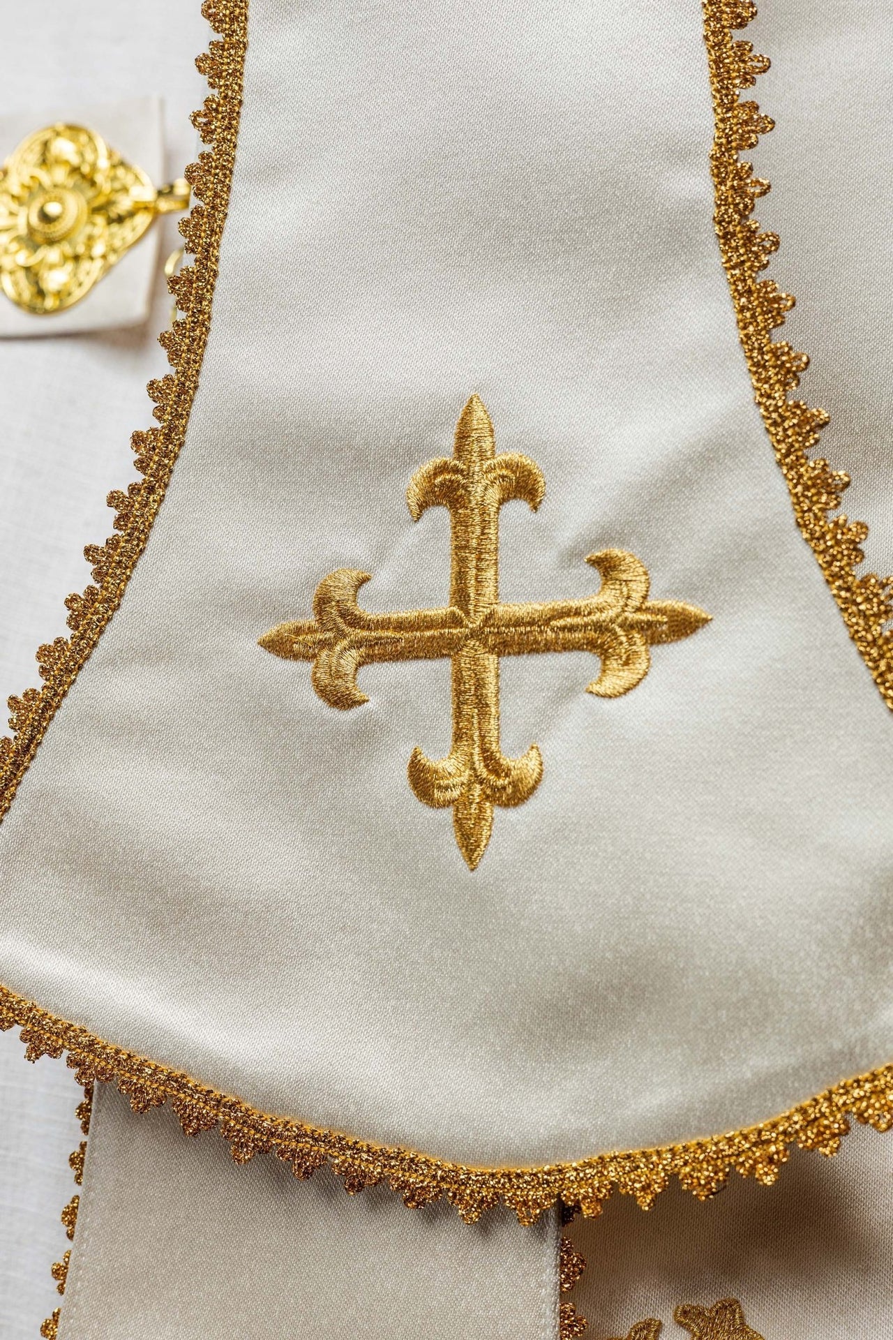 Satynowa kapa rzymska ecru z haftowanym sercem Pana Jezusa - SZATYLITURGICZNE.PL