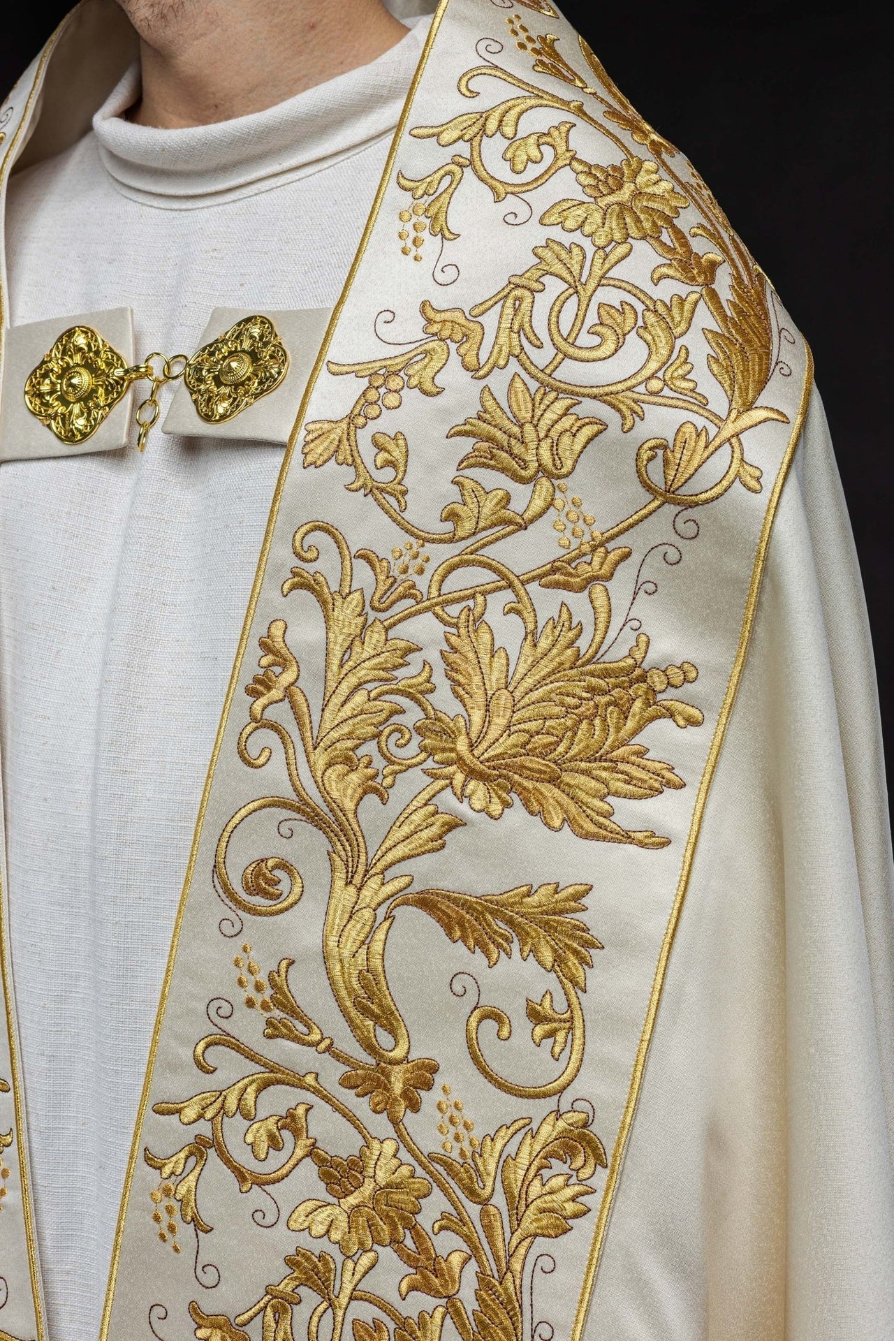 Satynowa kapa rzymska ecru z haftowanym sercem Pana Jezusa - SZATYLITURGICZNE.PL