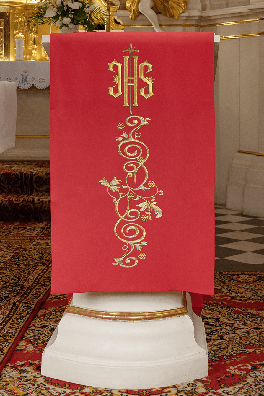 Serweta Liturgiczna Czerwona IHS Haftowana na Lektorium - SZATYLITURGICZNE.PL