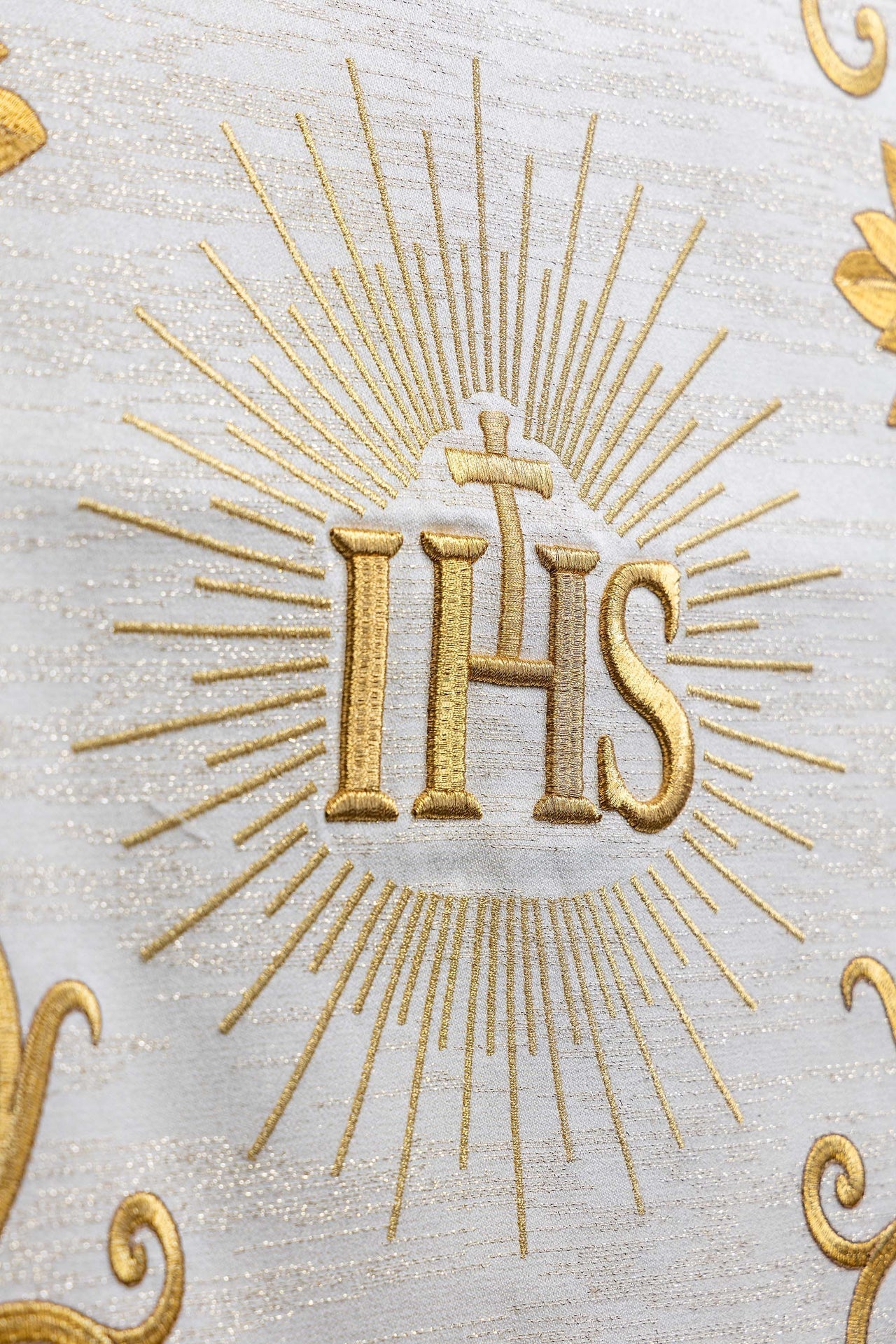 Serweta na lektorium bogato haftowana IHS ecru - SZATYLITURGICZNE.PL