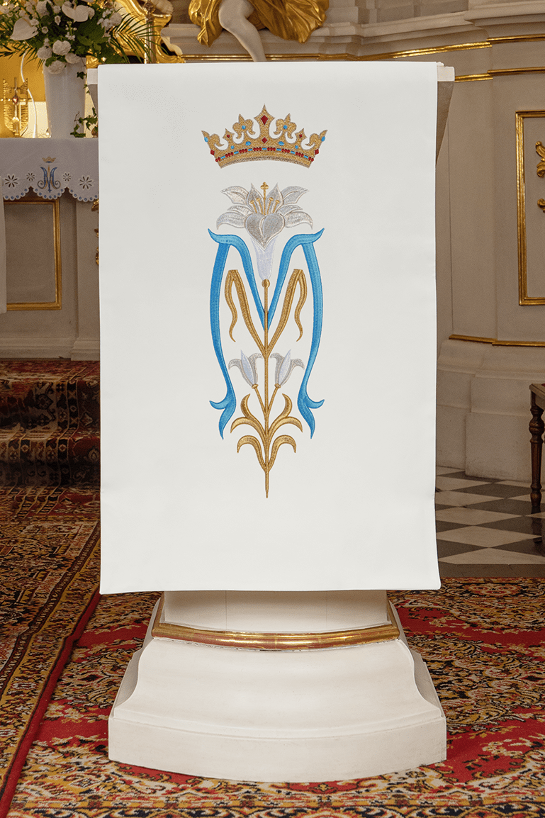 Serweta na Lektorium Ecru z Haftem Maryjnym - Polska Produkcja - SZATYLITURGICZNE.PL