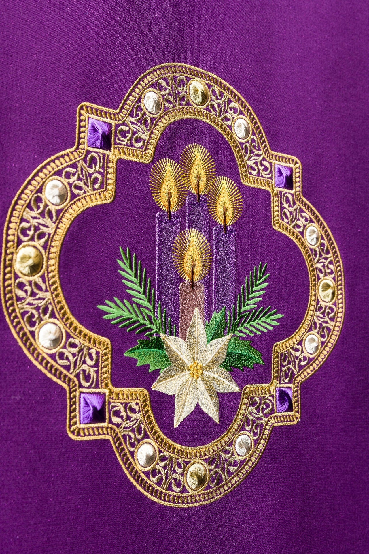 Serweta na lektorium z haftem adwentowym fioletowa - SZATYLITURGICZNE.PL