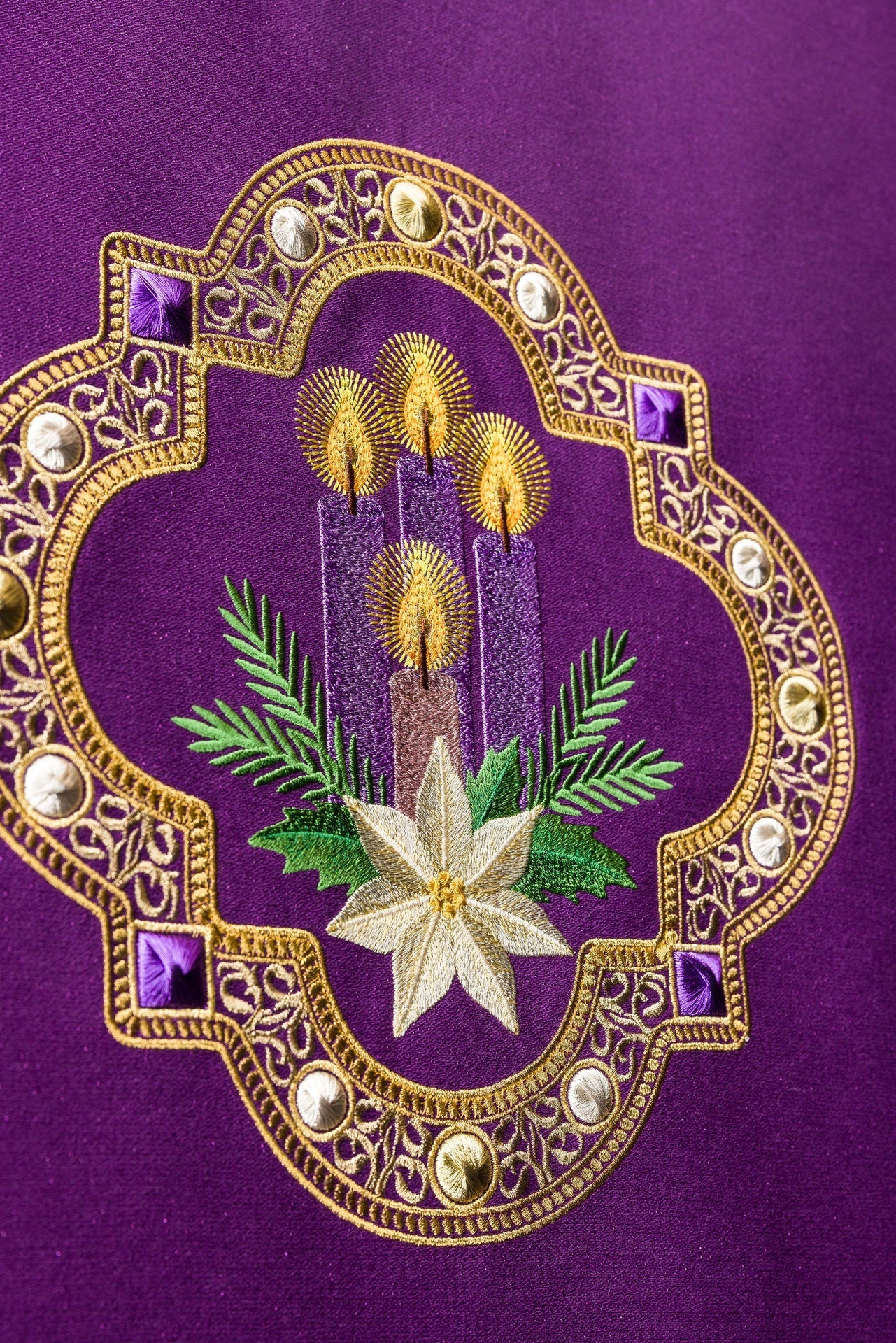 Serweta na lektorium z haftem adwentowym fioletowa - SZATYLITURGICZNE.PL