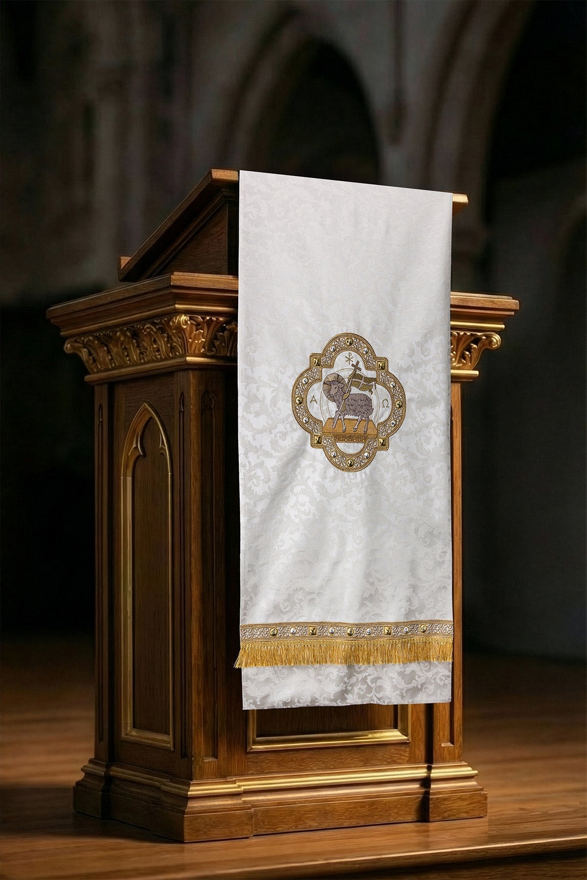 Serweta na lektorium z haftem baranka tkanina żakardowa ecru - SZATYLITURGICZNE.PL