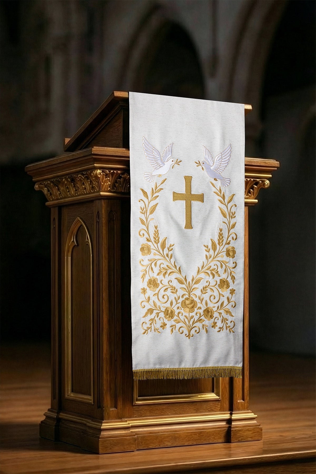 Serweta na lektorium z haftem krzyża i gołębi ecru - SZATYLITURGICZNE.PL