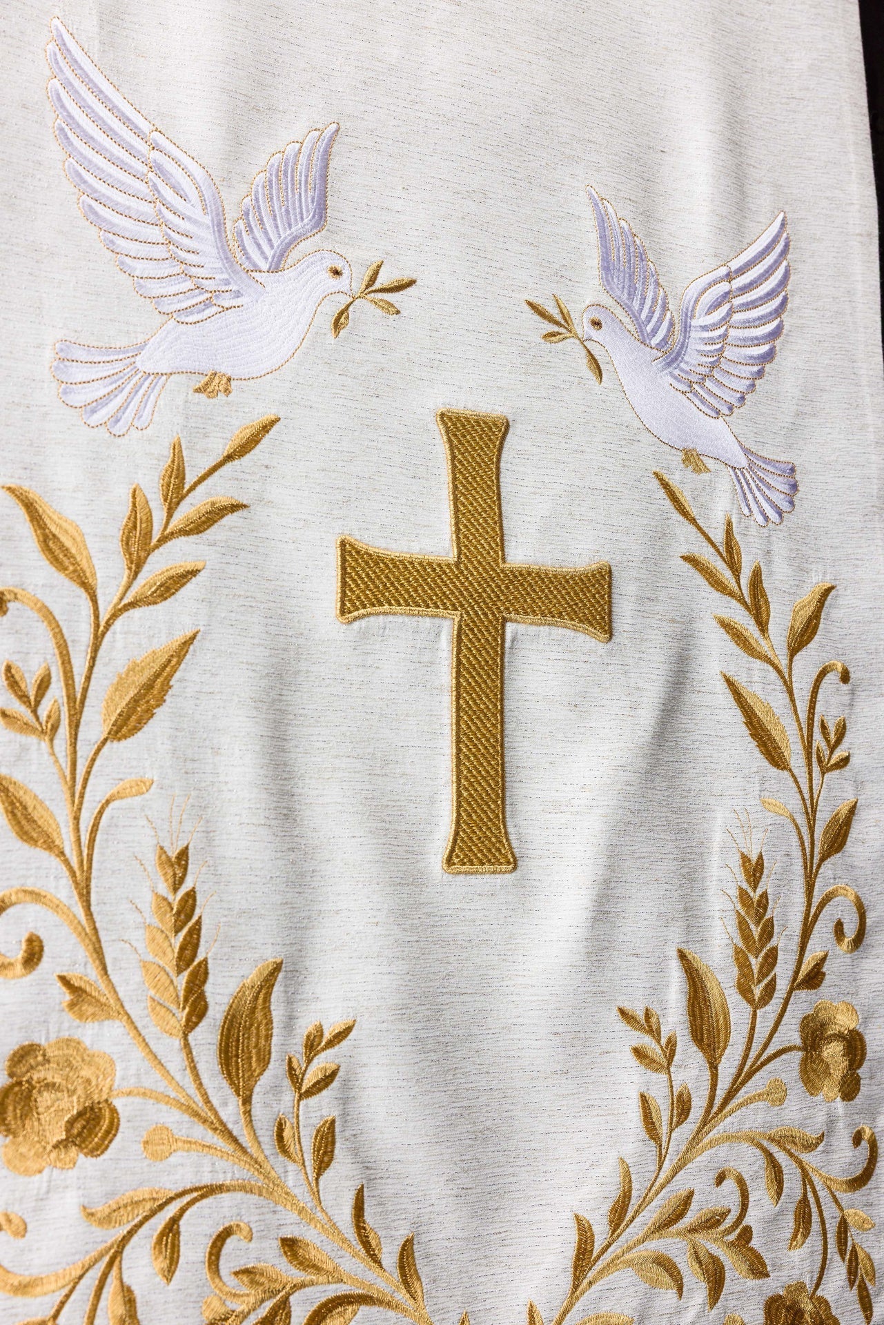 Serweta na lektorium z haftem krzyża i gołębi ecru - SZATYLITURGICZNE.PL