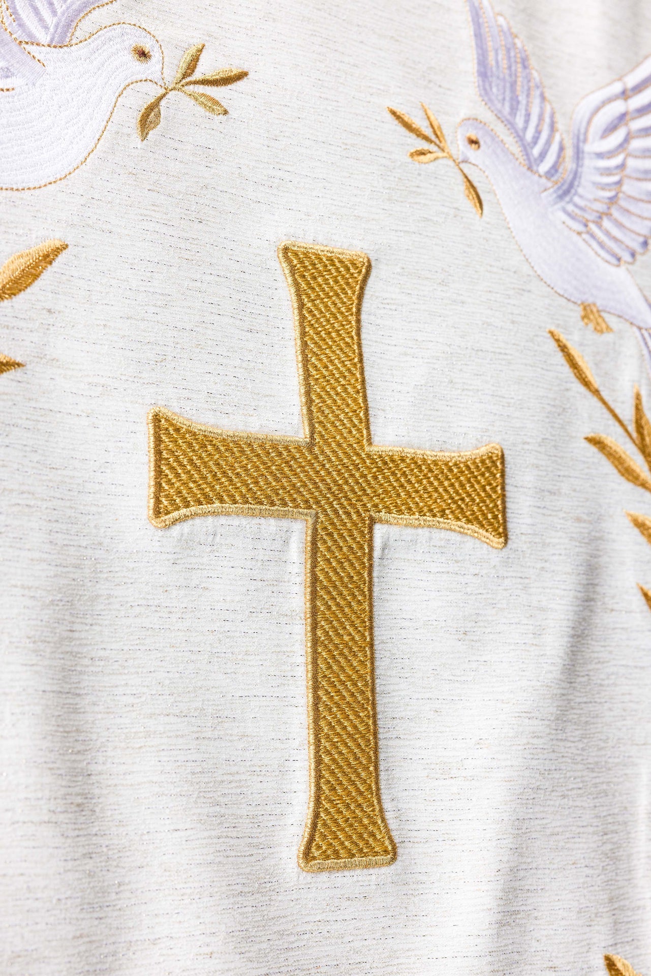 Serweta na lektorium z haftem krzyża i gołębi ecru - SZATYLITURGICZNE.PL