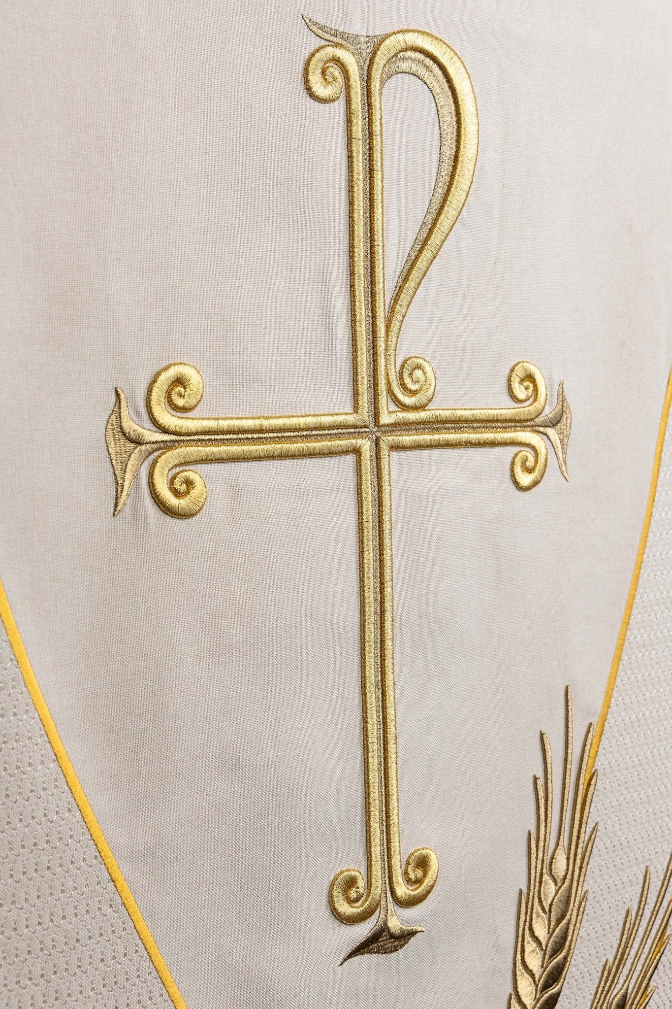 Serweta na lektorium z haftem PAX ecru - SZATYLITURGICZNE.PL