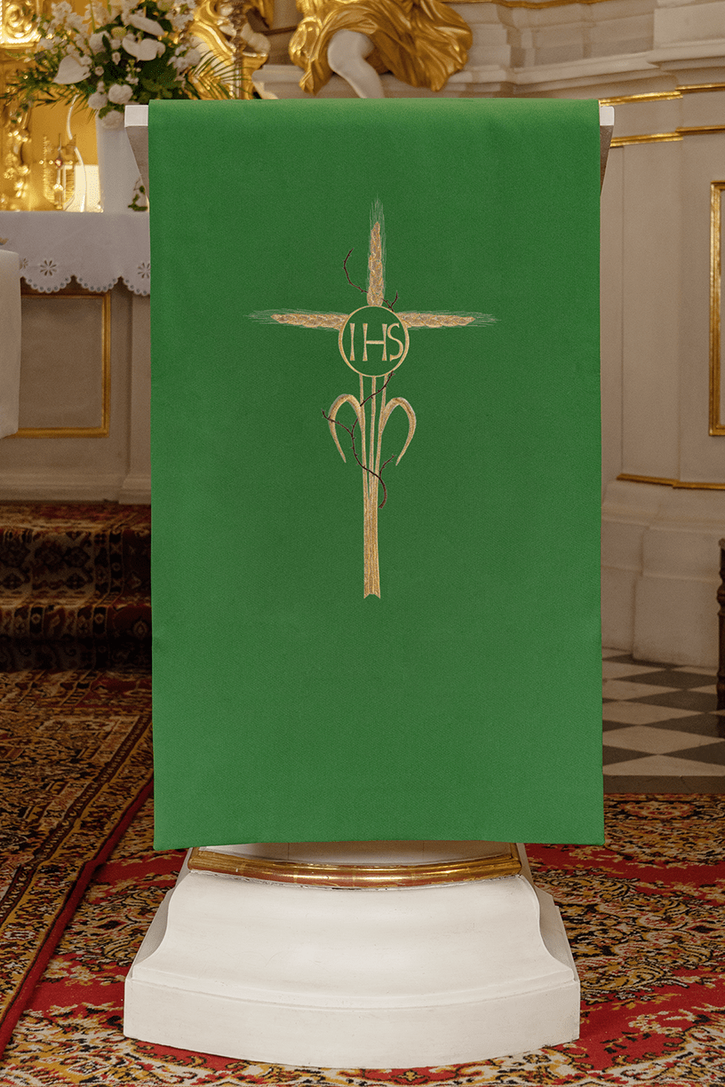 Serweta na Lektorium Zielona ze Złotym Krzyżem IHS - Polska Produkcja - SZATYLITURGICZNE.PL