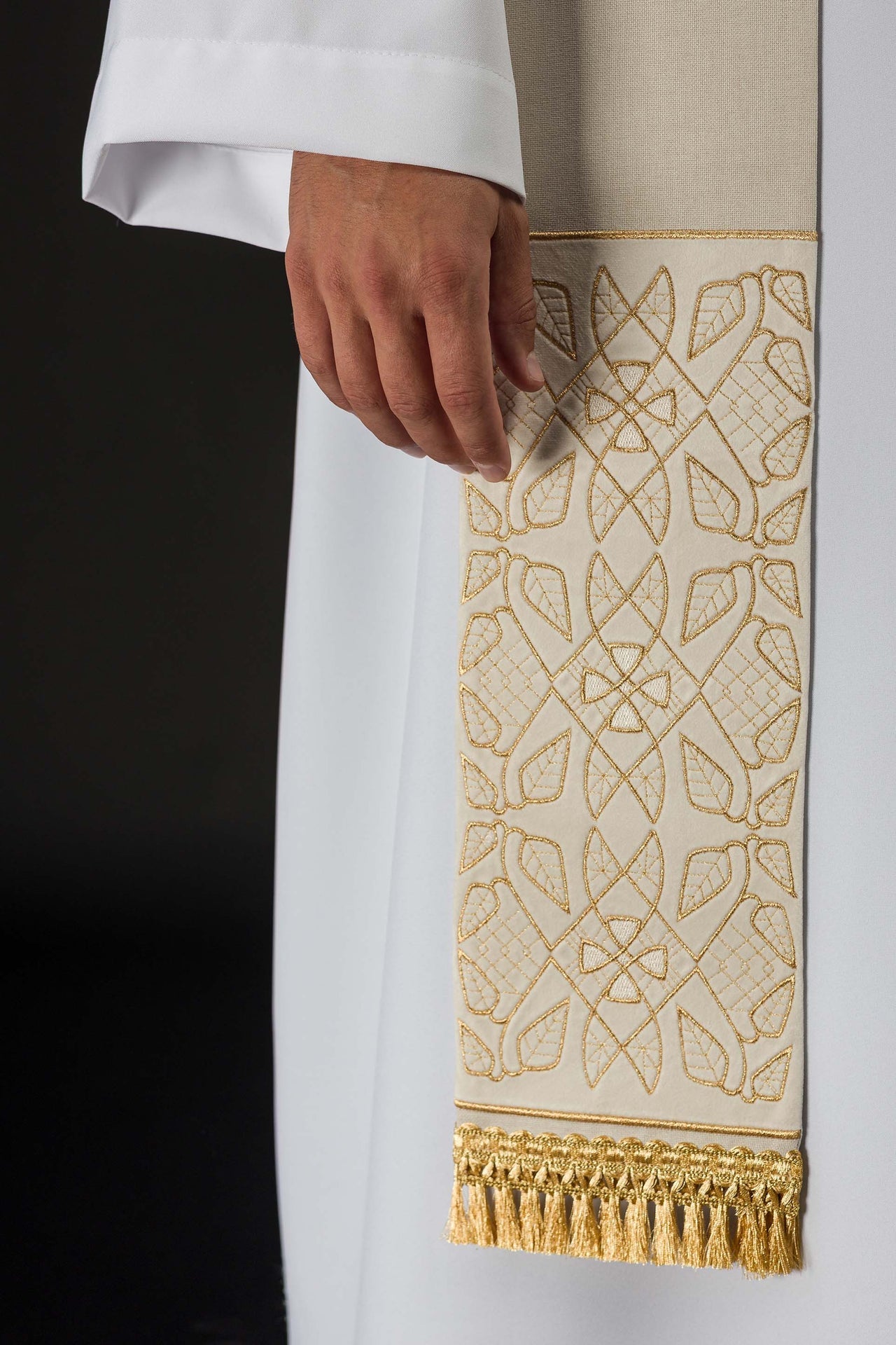Stuła Aksamitna Haft IHS Ecru - Elegancja i Tradycja - SZATYLITURGICZNE.PL