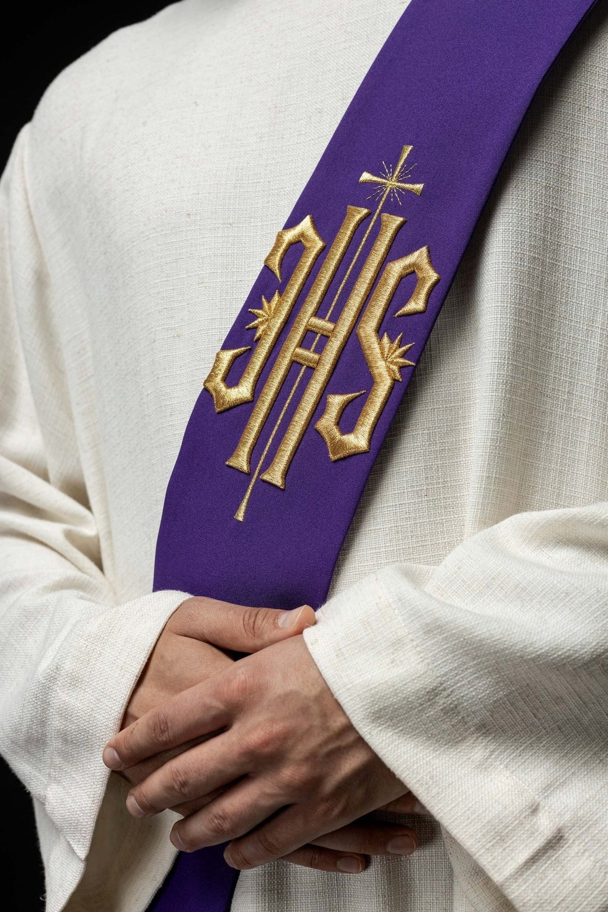 Stuła Diakońska IHS z Krzyżem - Haftowana Szata Liturgiczna - SZATYLITURGICZNE.PL