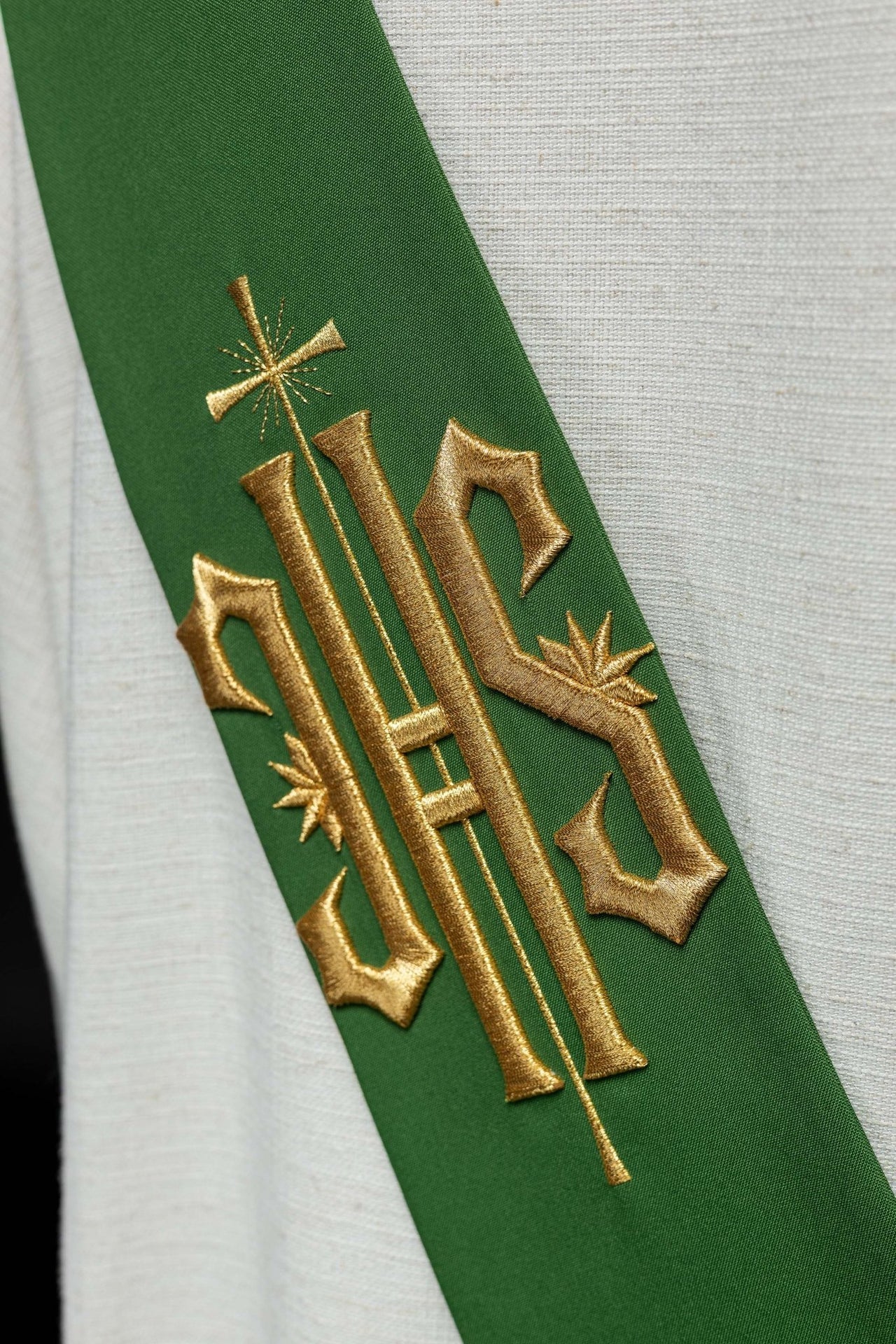 Stuła Diakońska Zielona IHS Krzyż Haft Komputerowy - Polska Produkcja - SZATYLITURGICZNE.PL