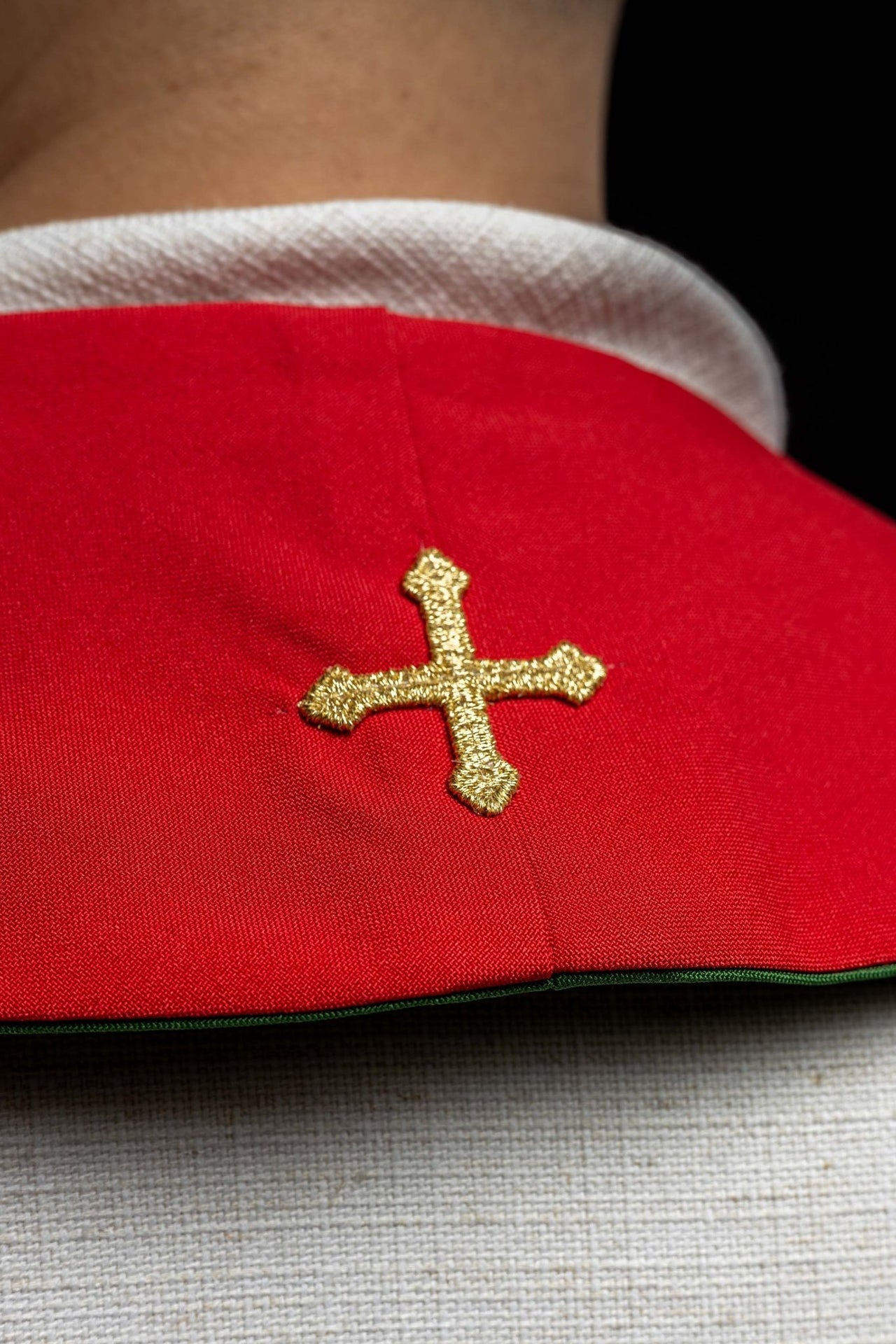Stuła dwustronna IHS zielono - czerwona, haftowana - liturgia - SZATYLITURGICZNE.PL