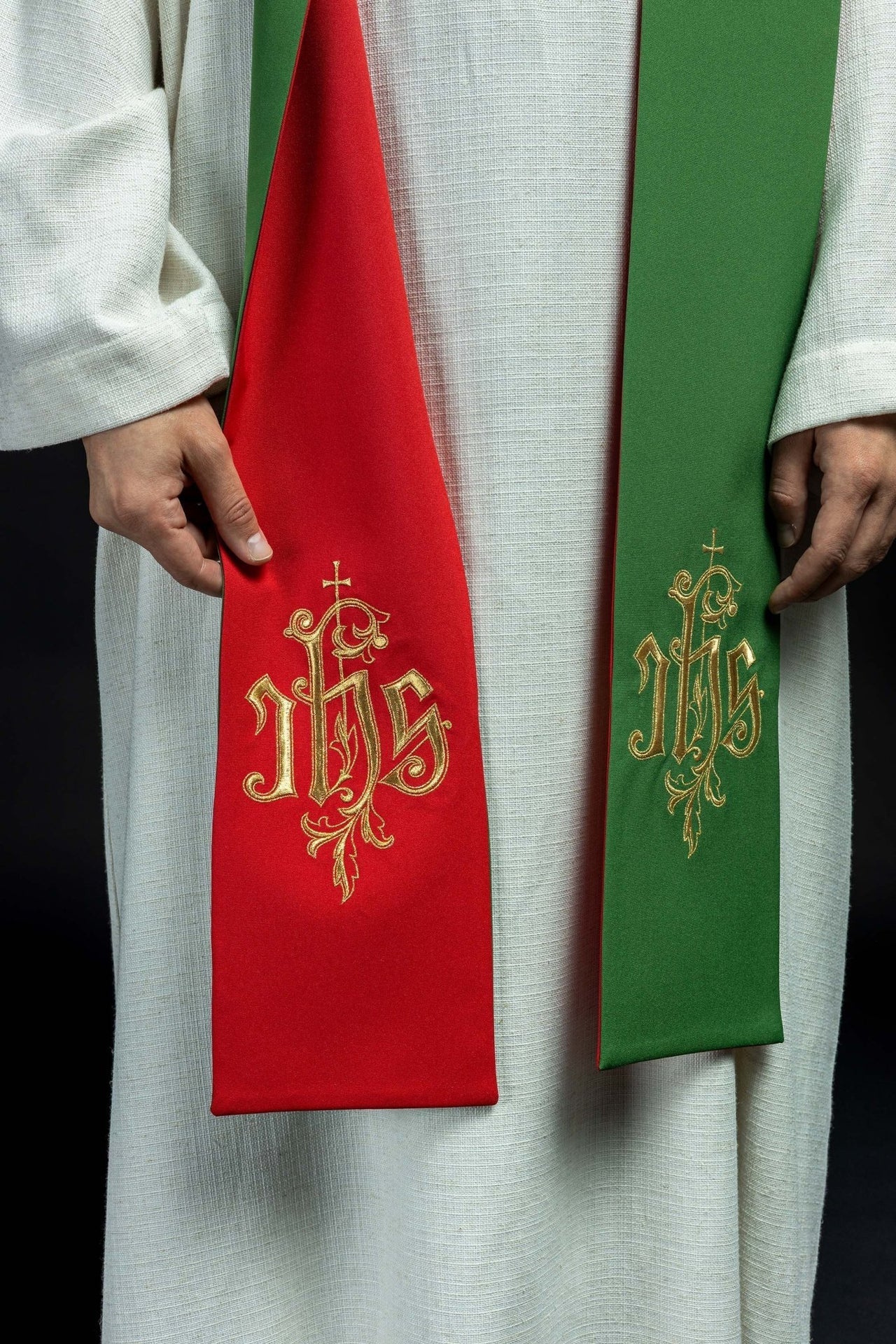 Stuła dwustronna IHS zielono - czerwona, haftowana - liturgia - SZATYLITURGICZNE.PL