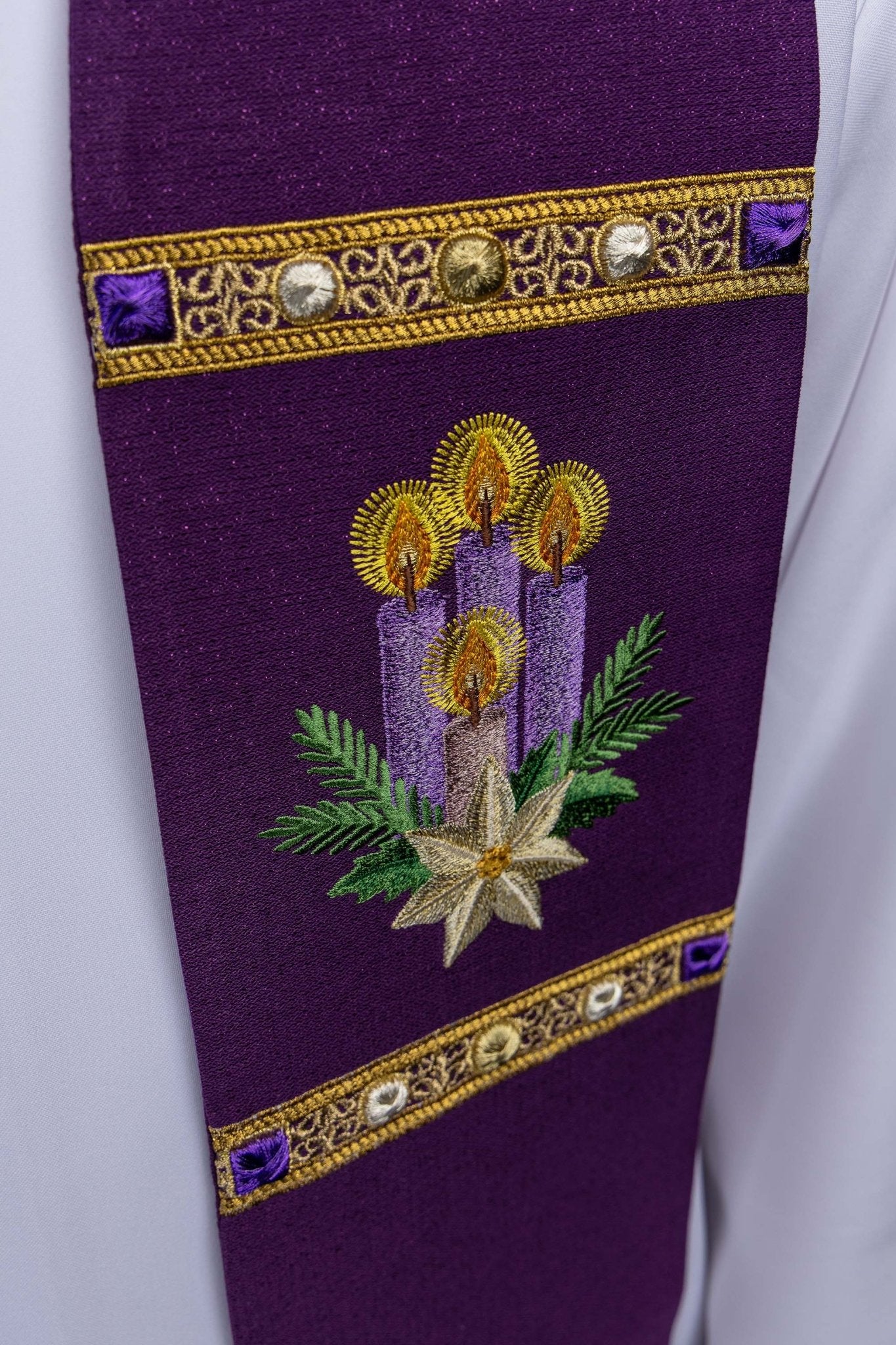 Stuła haftowana na adwent uszyta na błyszczącej tkaninie - SZATYLITURGICZNE.PL