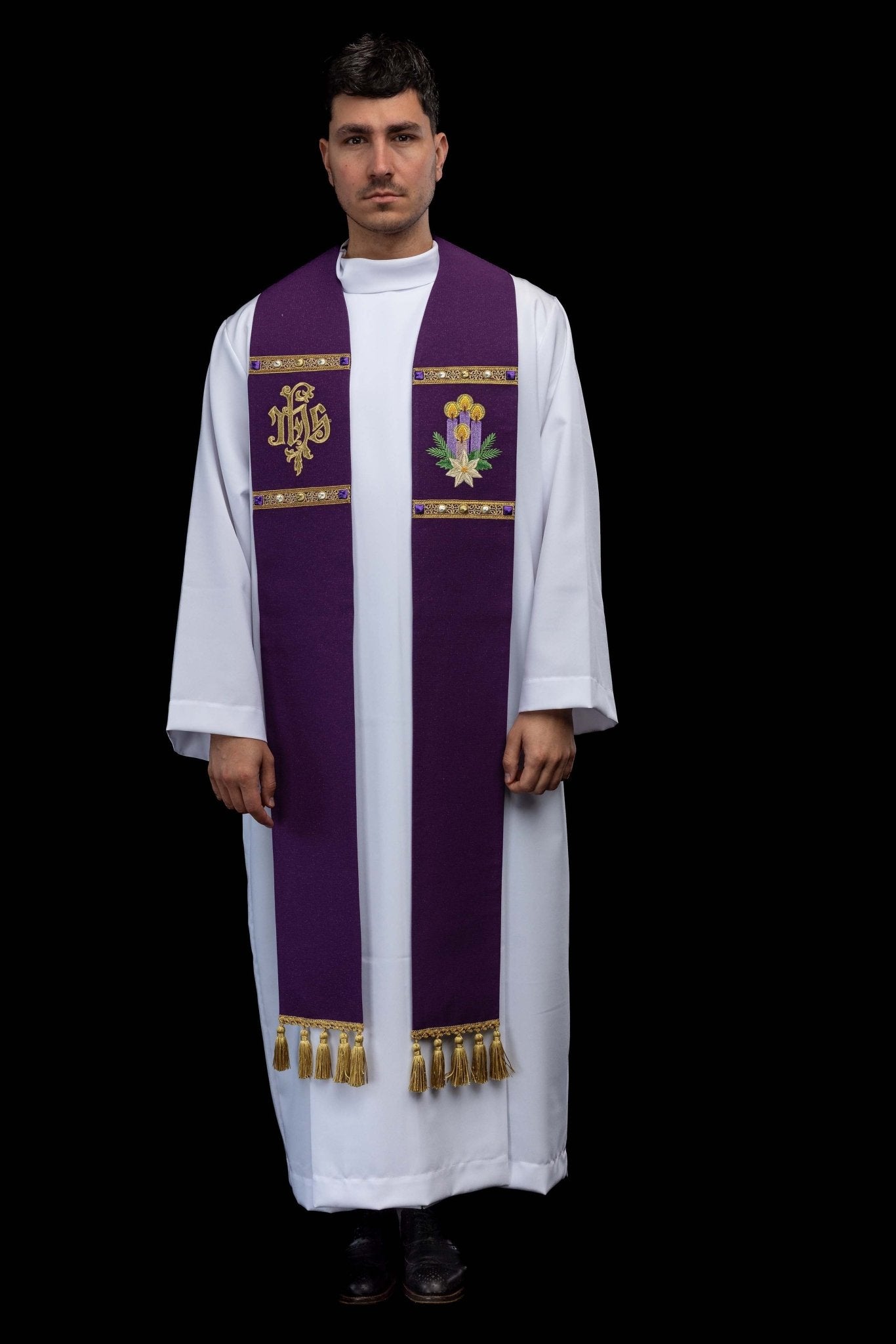 Stuła haftowana na adwent uszyta na błyszczącej tkaninie - SZATYLITURGICZNE.PL