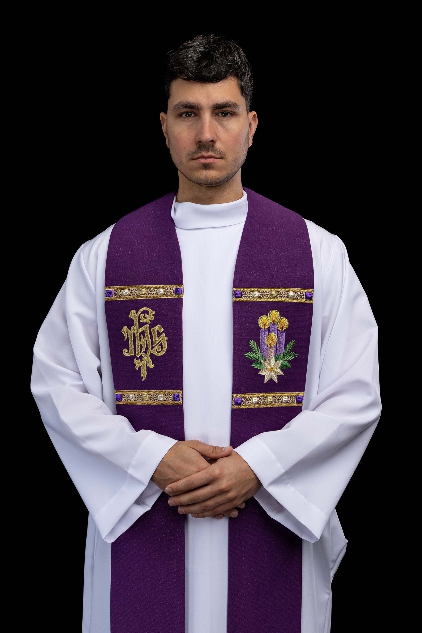 Stuła haftowana na adwent uszyta na błyszczącej tkaninie - SZATYLITURGICZNE.PL