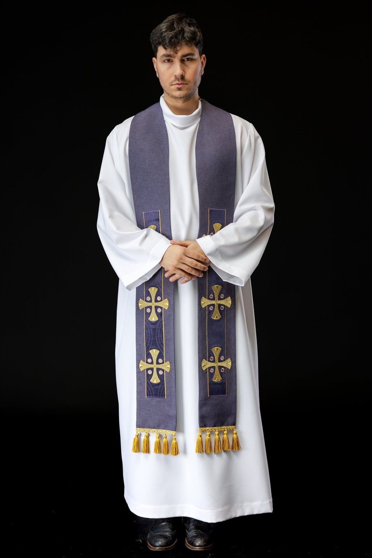 Stuła haftowana z krzyżami fioletowa - SZATYLITURGICZNE.PL