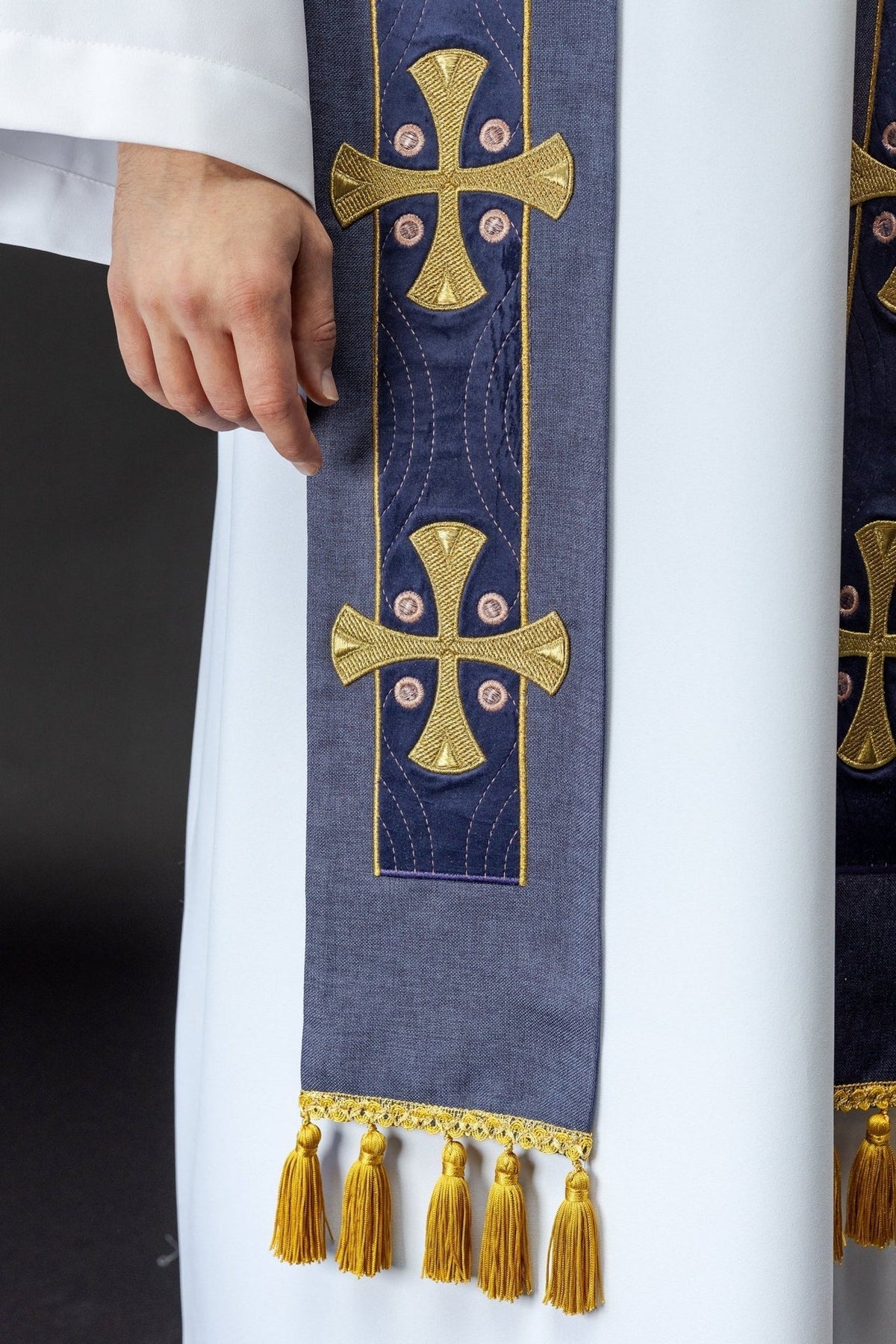 Stuła haftowana z krzyżami fioletowa - SZATYLITURGICZNE.PL