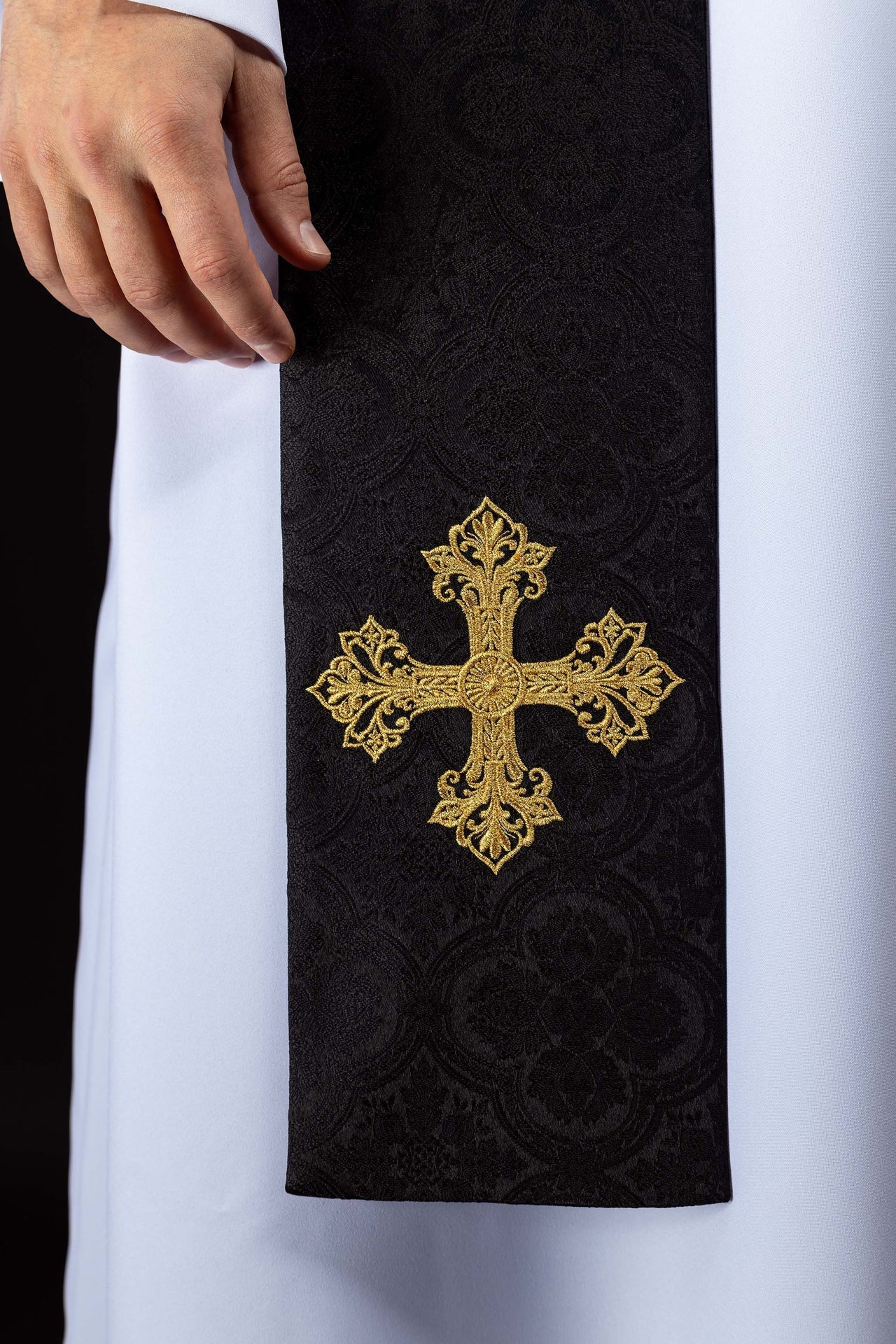 Stuła haftowana z motywem Krzyża czarna tkanina żakardowa - SZATYLITURGICZNE.PL