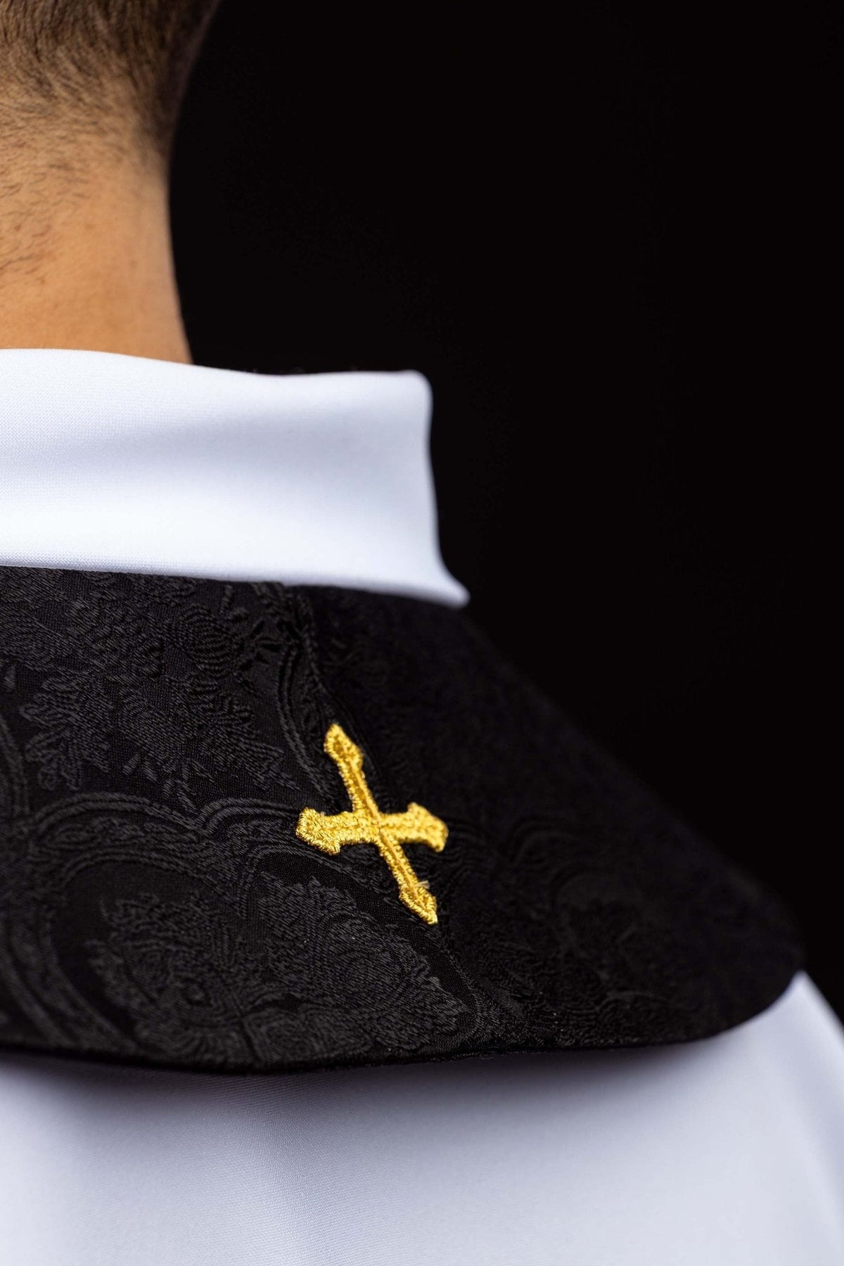 Stuła haftowana z motywem Krzyża czarna tkanina żakardowa - SZATYLITURGICZNE.PL