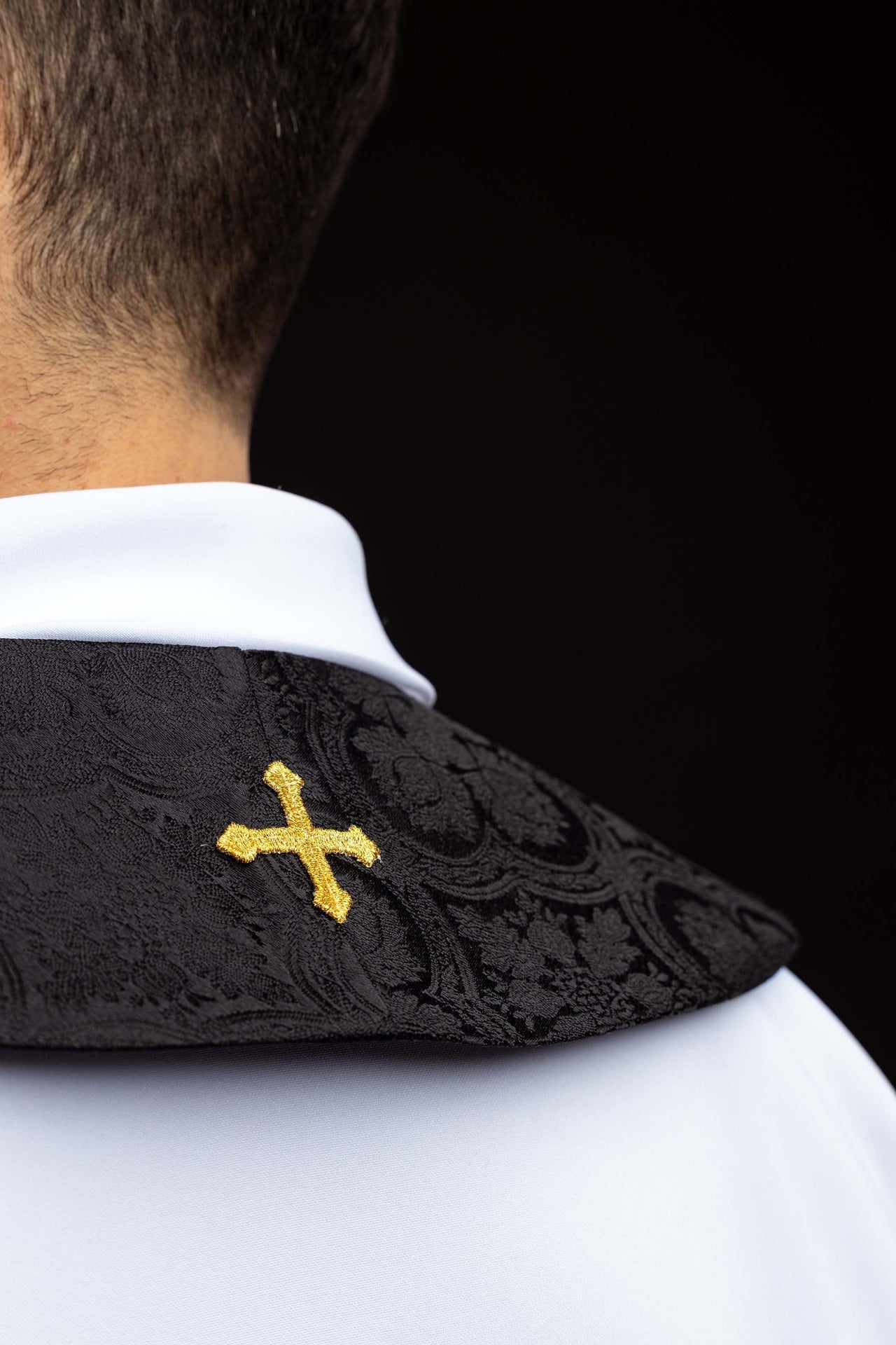 Stuła haftowana z motywem Krzyża czarna tkanina żakardowa - SZATYLITURGICZNE.PL
