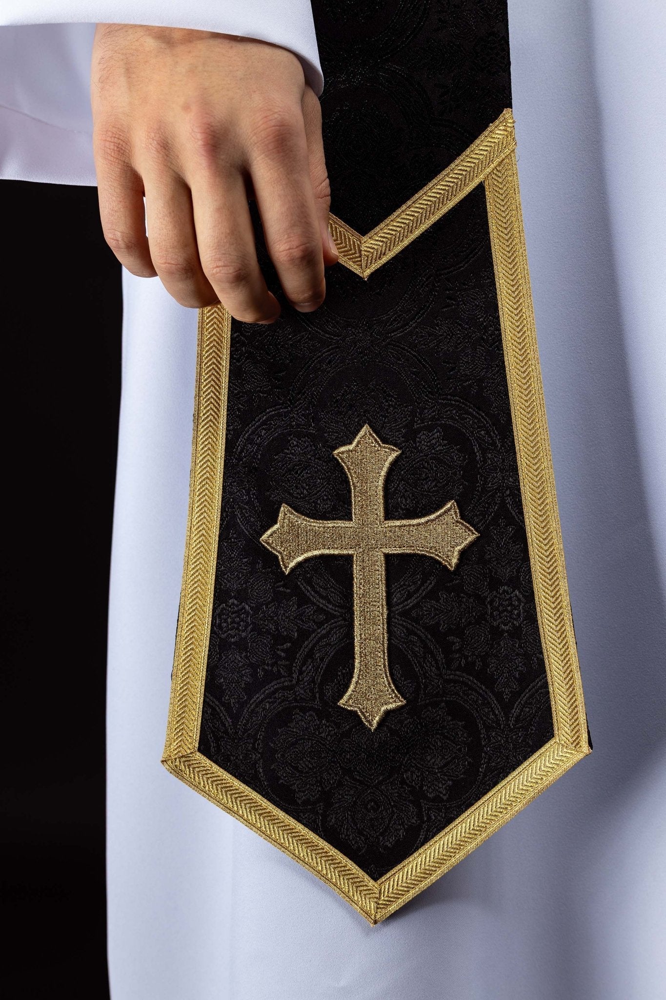 Stuła haftowana z motywem Krzyża czarna tkanina żakardowa - SZATYLITURGICZNE.PL