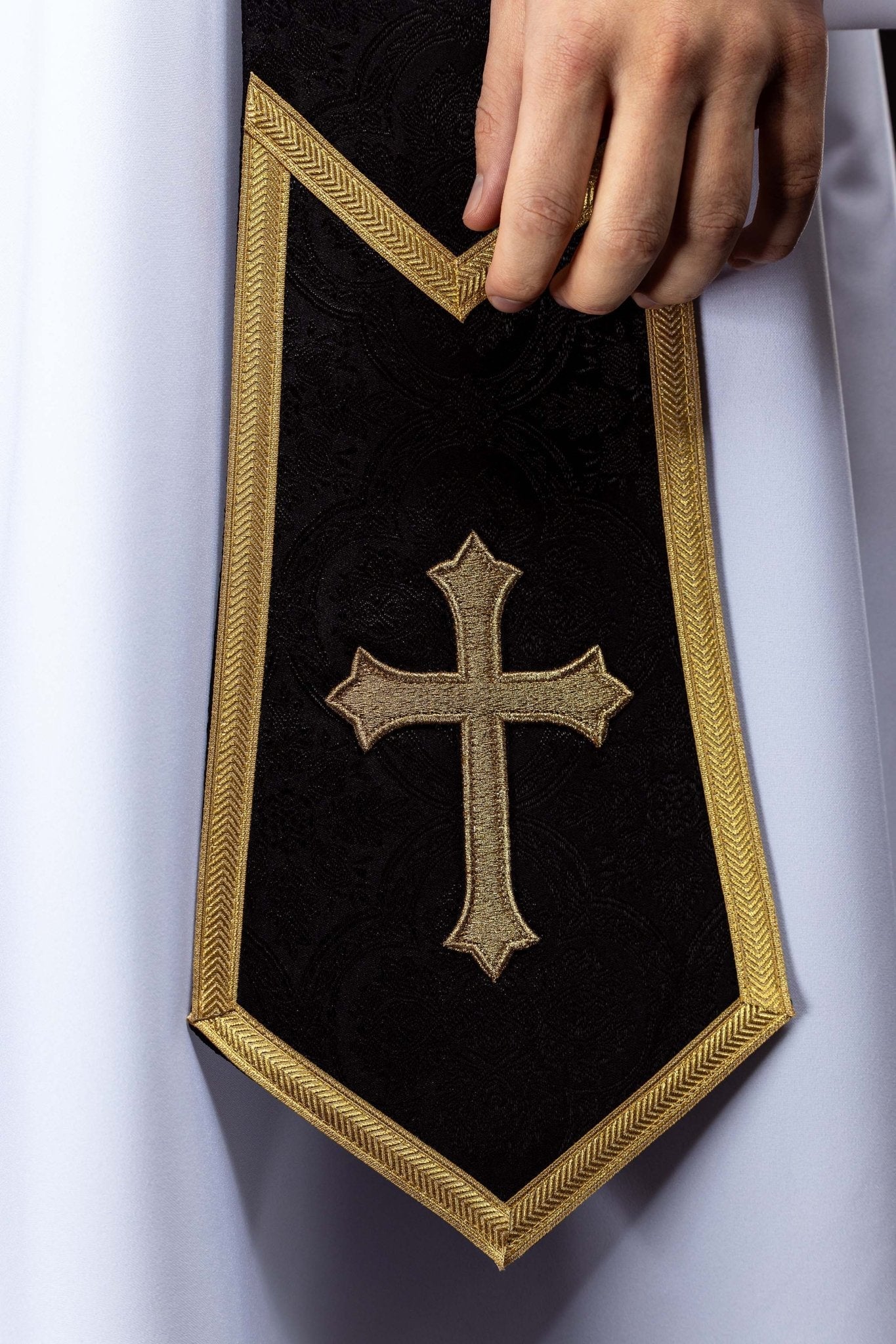 Stuła haftowana z motywem Krzyża czarna tkanina żakardowa - SZATYLITURGICZNE.PL