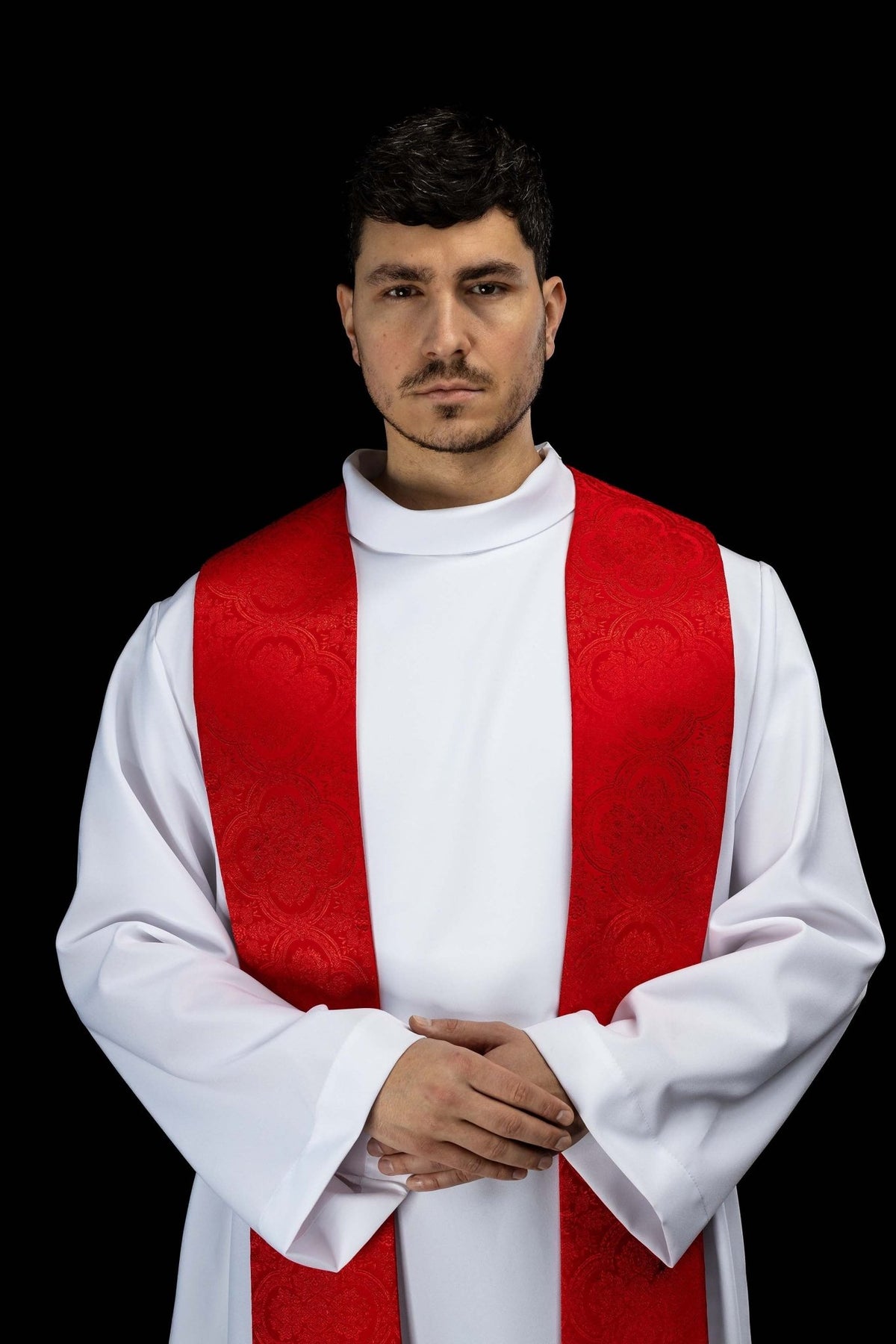 Stuła haftowana z motywem Krzyża czerwona tkanina żakardowa - SZATYLITURGICZNE.PL