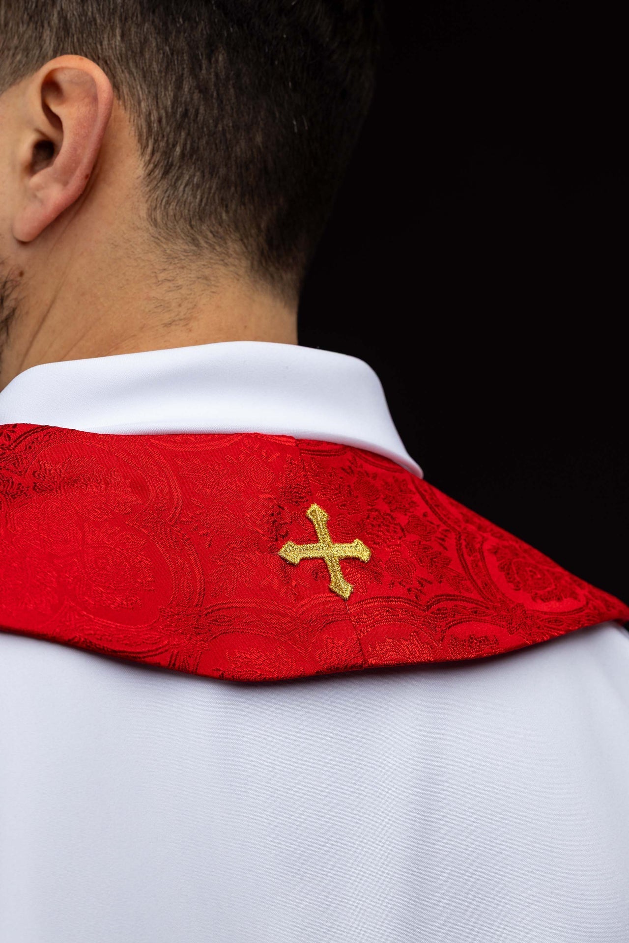 Stuła haftowana z motywem Krzyża czerwona tkanina żakardowa - SZATYLITURGICZNE.PL