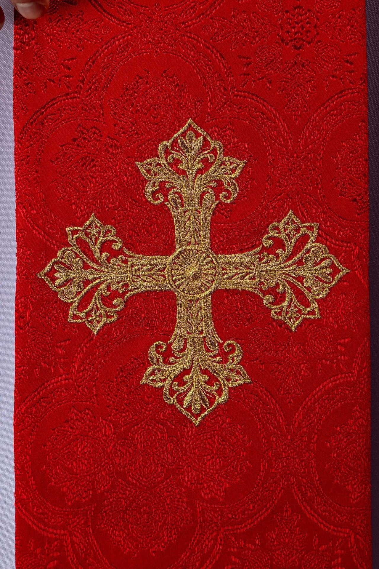 Stuła haftowana z motywem Krzyża czerwona tkanina żakardowa - SZATYLITURGICZNE.PL