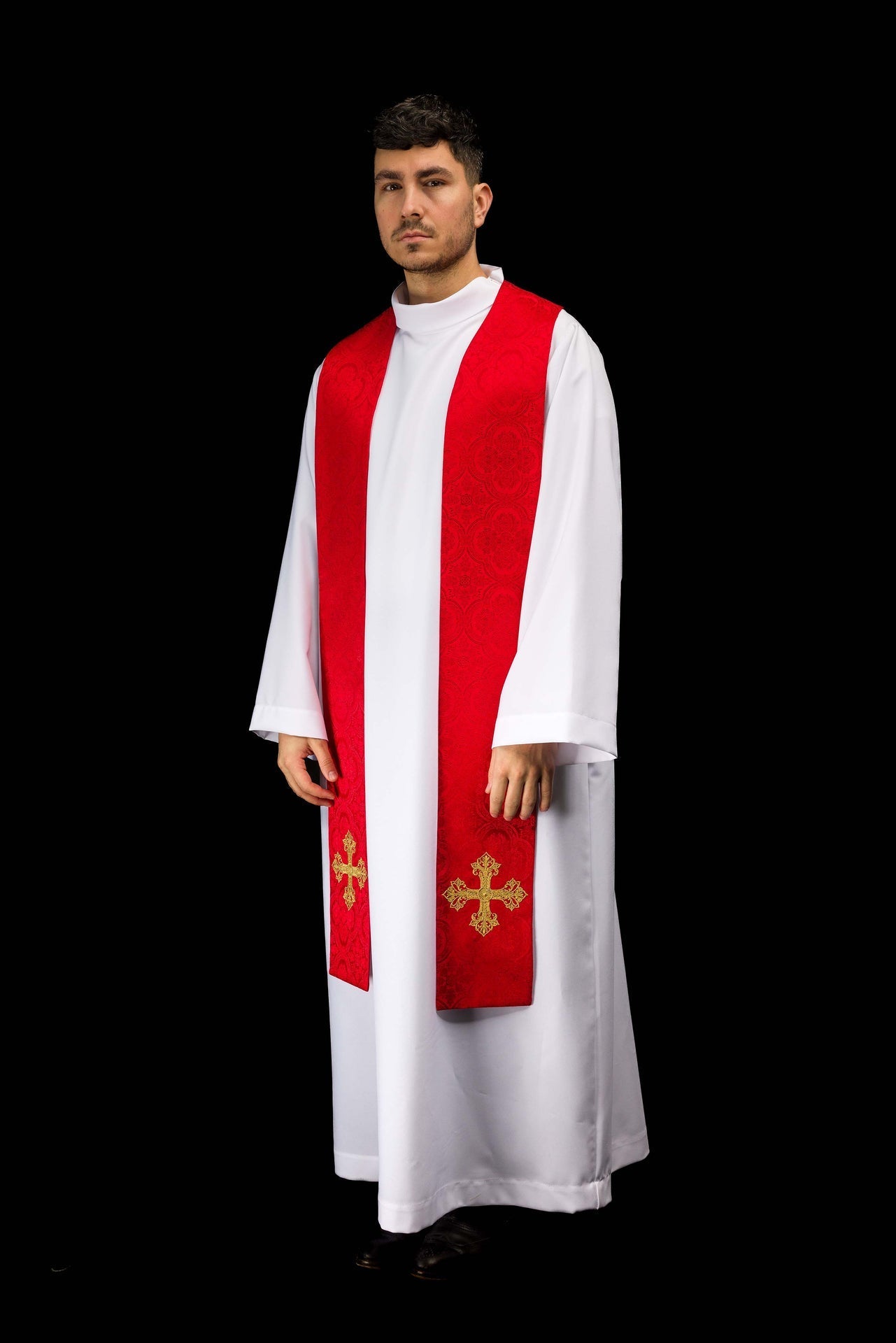 Stuła haftowana z motywem Krzyża czerwona tkanina żakardowa - SZATYLITURGICZNE.PL
