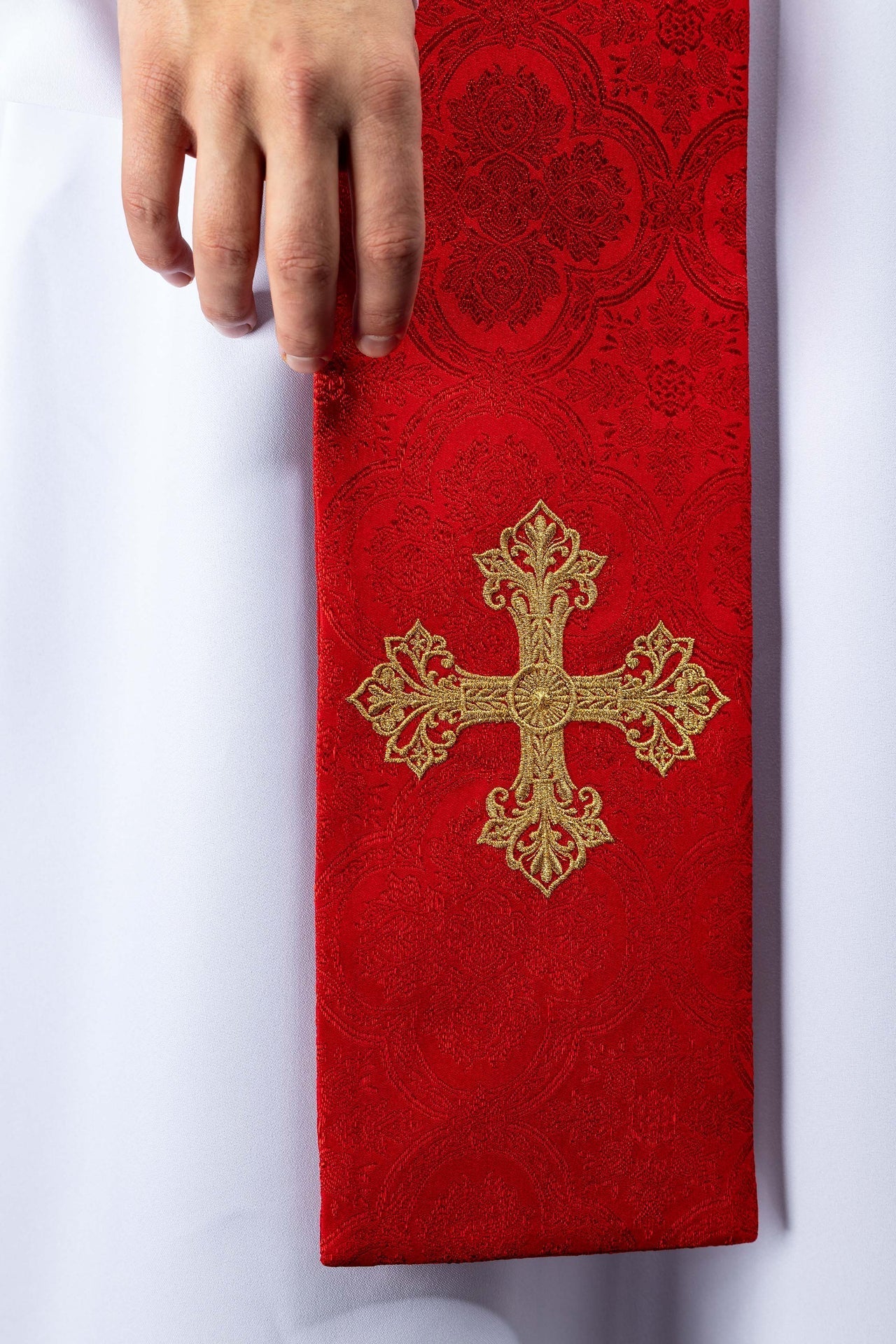 Stuła haftowana z motywem Krzyża czerwona tkanina żakardowa - SZATYLITURGICZNE.PL