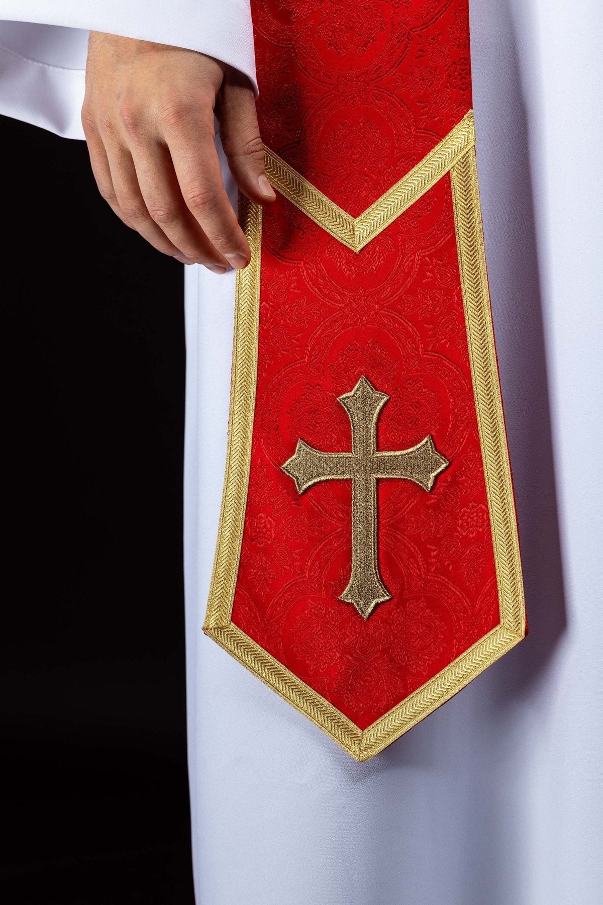 Stuła haftowana z motywem Krzyża czerwona tkanina żakardowa - SZATYLITURGICZNE.PL