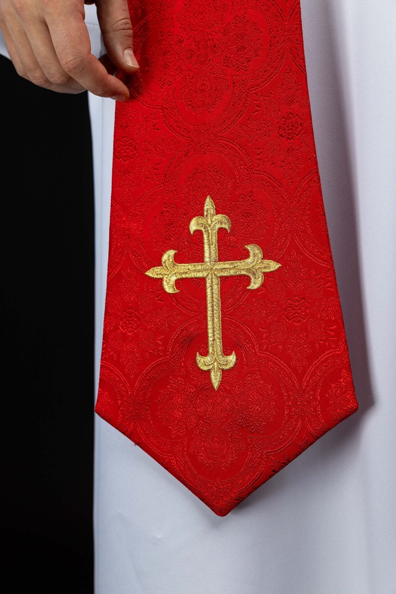 Stuła haftowana z motywem Krzyża czerwona tkanina żakardowa - SZATYLITURGICZNE.PL
