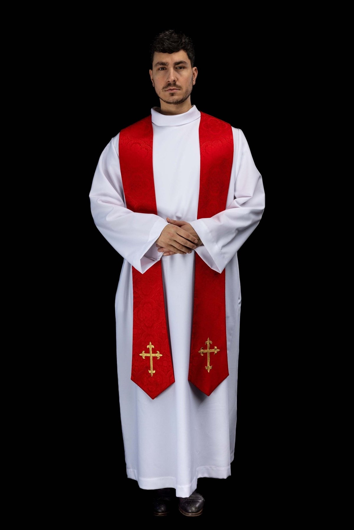 Stuła haftowana z motywem Krzyża czerwona tkanina żakardowa - SZATYLITURGICZNE.PL