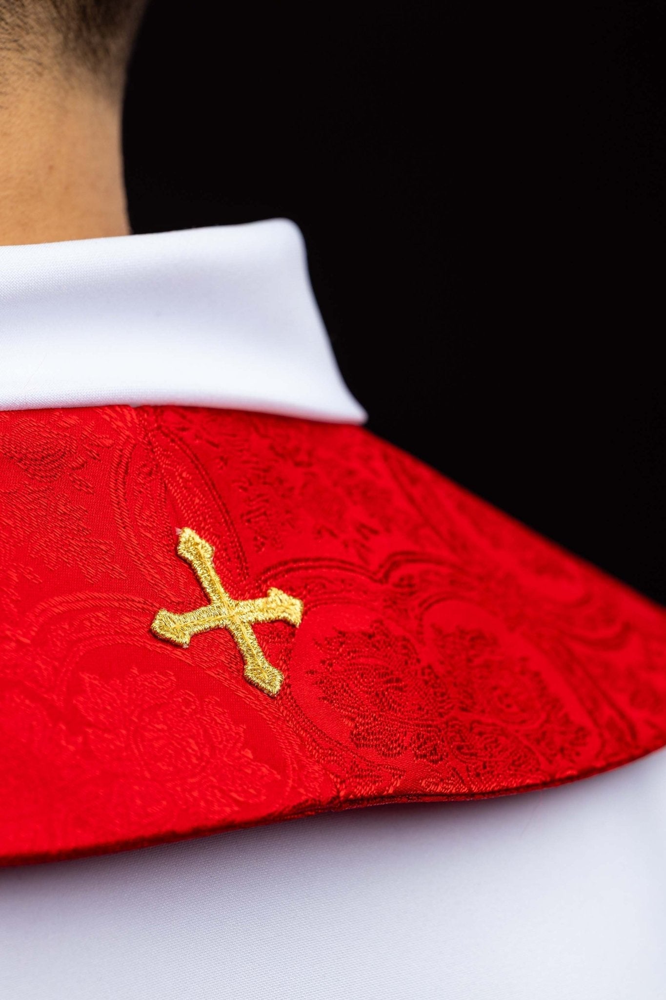 Stuła haftowana z motywem Krzyża czerwona tkanina żakardowa - SZATYLITURGICZNE.PL