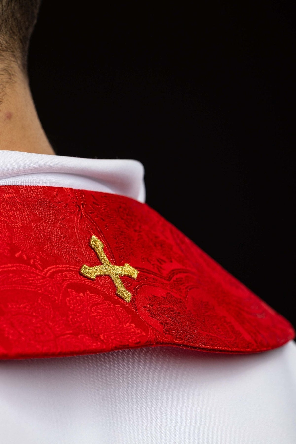 Stuła haftowana z motywem Krzyża czerwona tkanina żakardowa - SZATYLITURGICZNE.PL