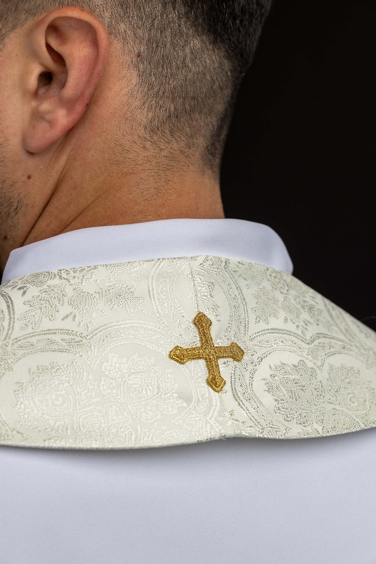 Stuła haftowana z motywem Krzyża ecru tkanina żakardowa - SZATYLITURGICZNE.PL