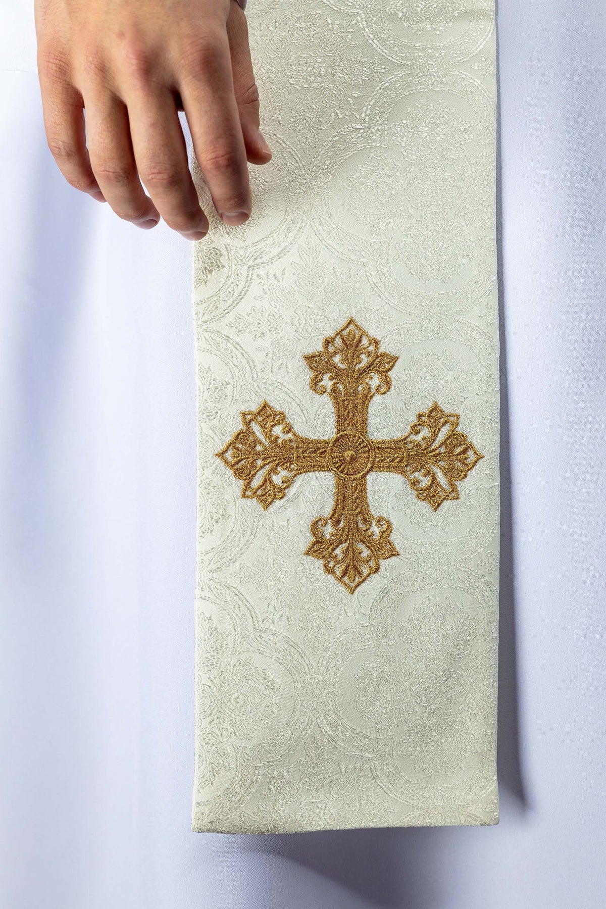 Stuła haftowana z motywem Krzyża ecru tkanina żakardowa - SZATYLITURGICZNE.PL