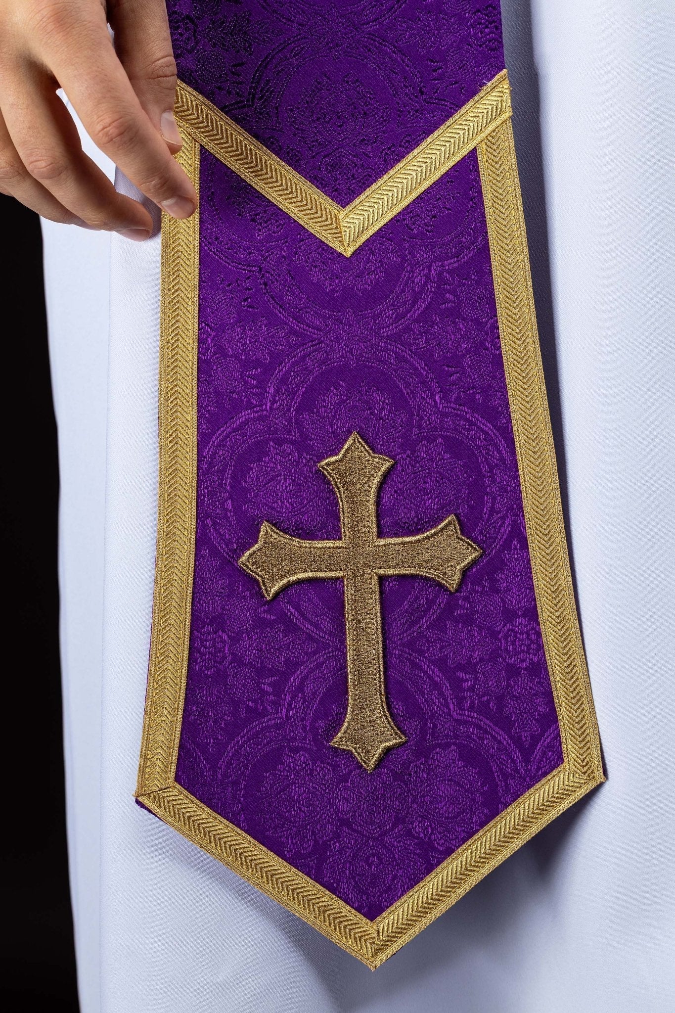 Stuła haftowana z motywem Krzyża fioletowa tkanina żakardowa - SZATYLITURGICZNE.PL